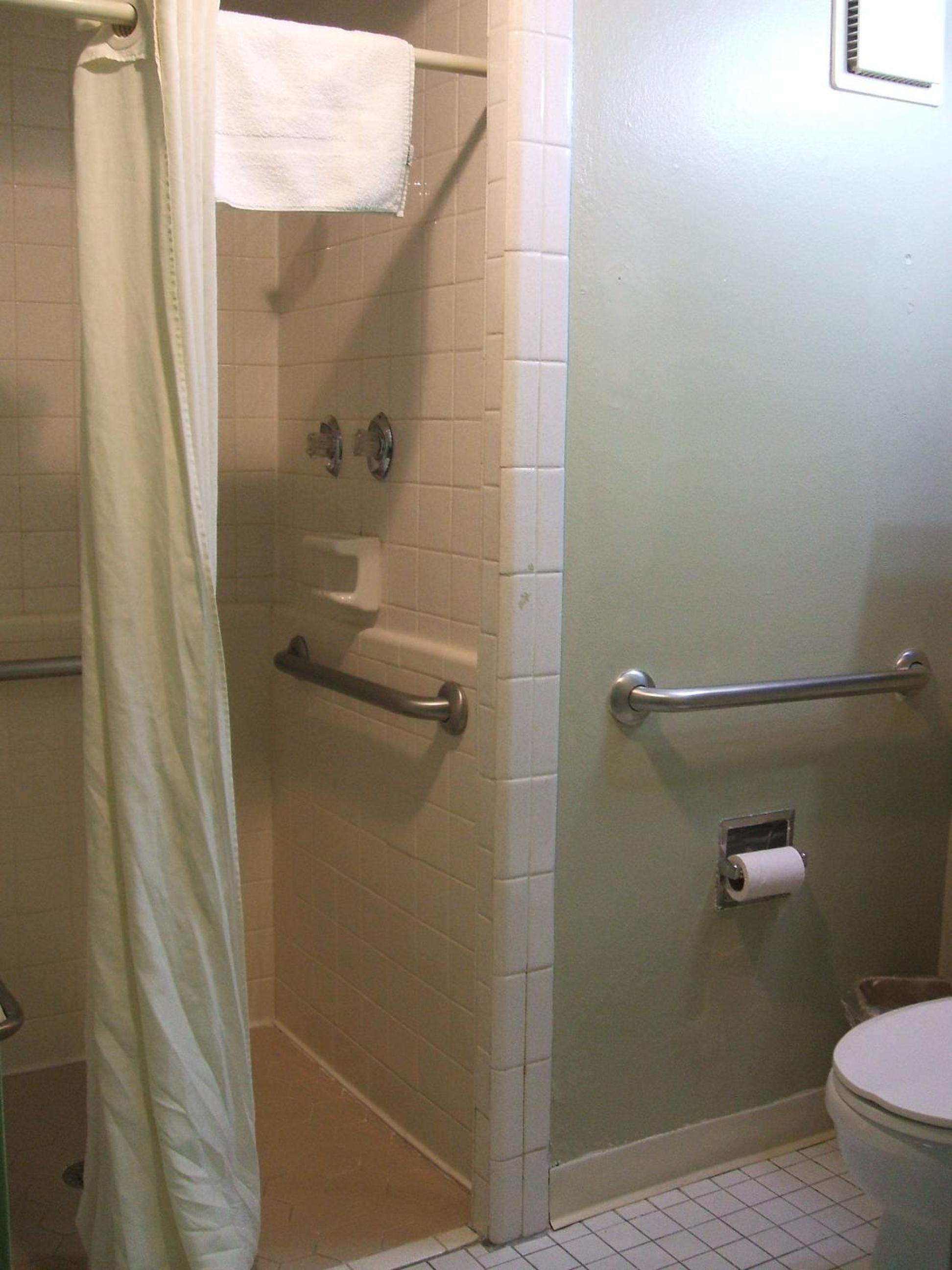 Double Room - Disability Access - Smoking - Photo 3
