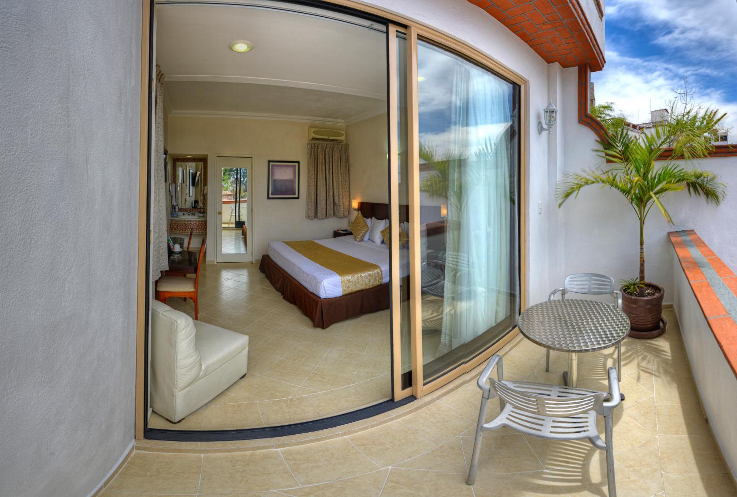 King Suite with Balcony - Non-Smoking photo 3