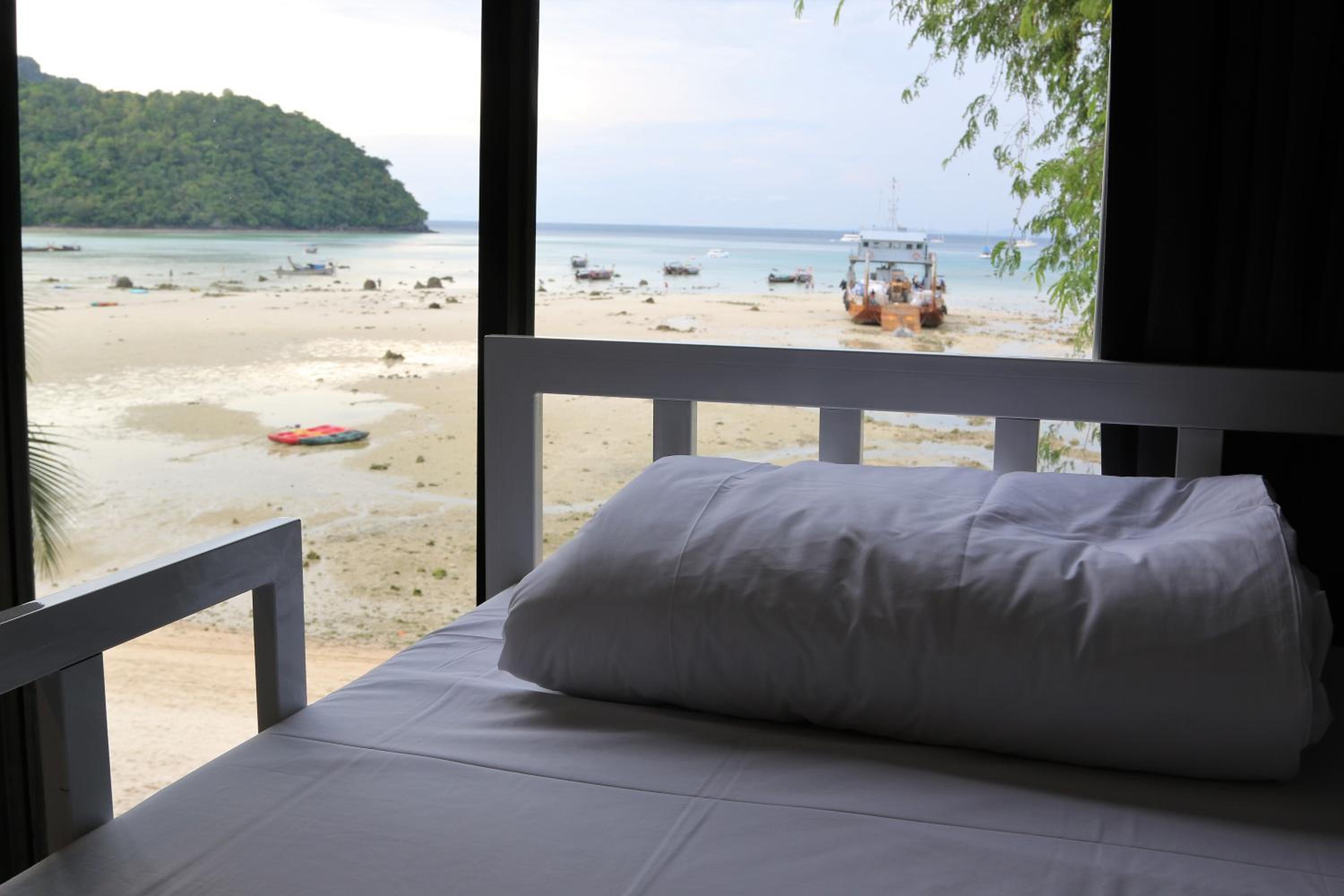 Bed In 8-Bed Mixed Dormitory Seaview- Aircon Available 5pm - 11am Daily, photo 6