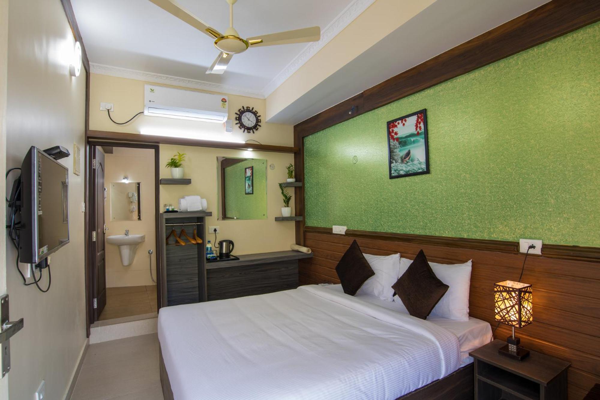 Deluxe Double Room (2 Adults + 1 Child) - Photo 5