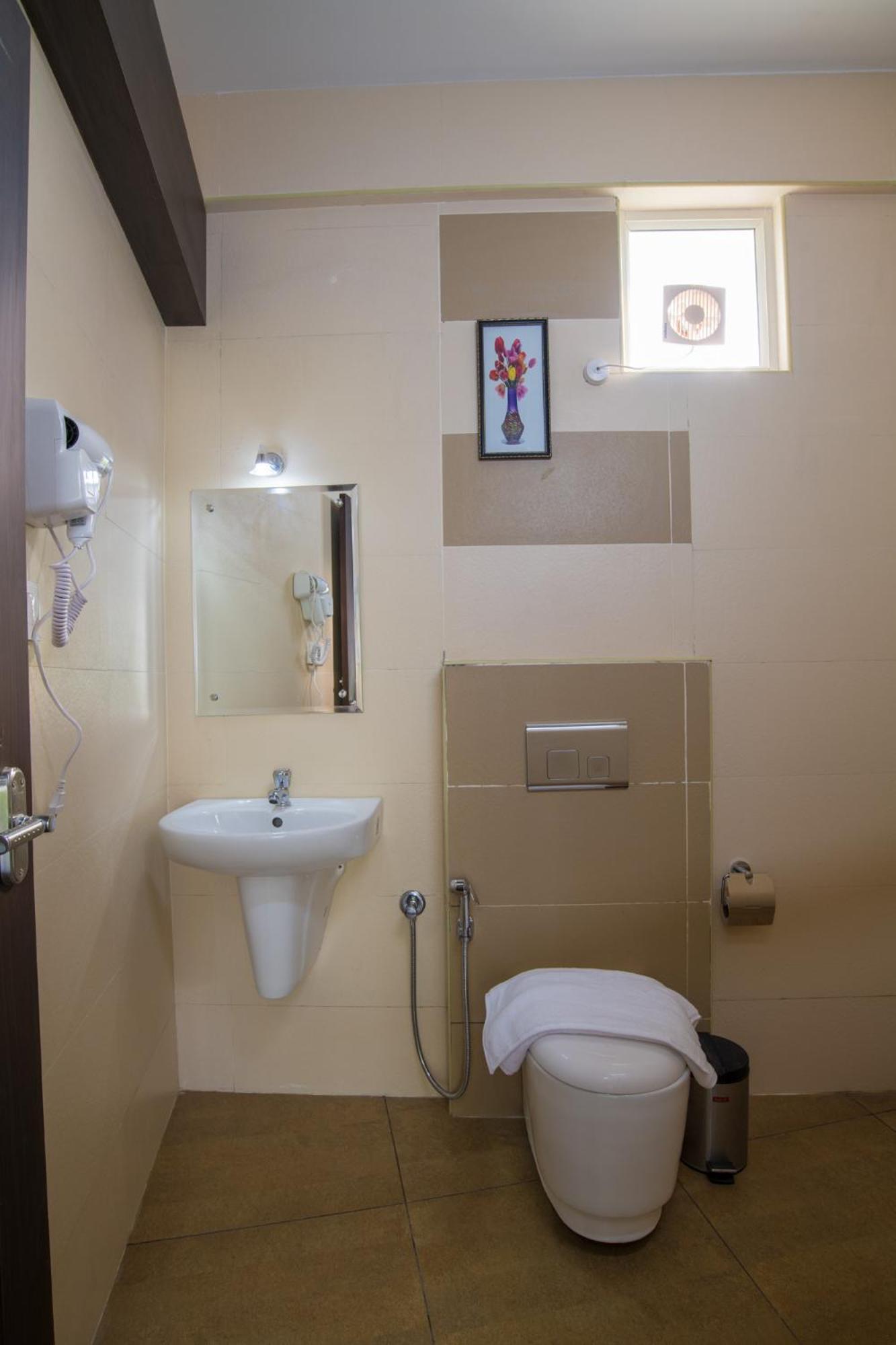 Deluxe Double Room (2 Adults + 1 Child) - Photo 2