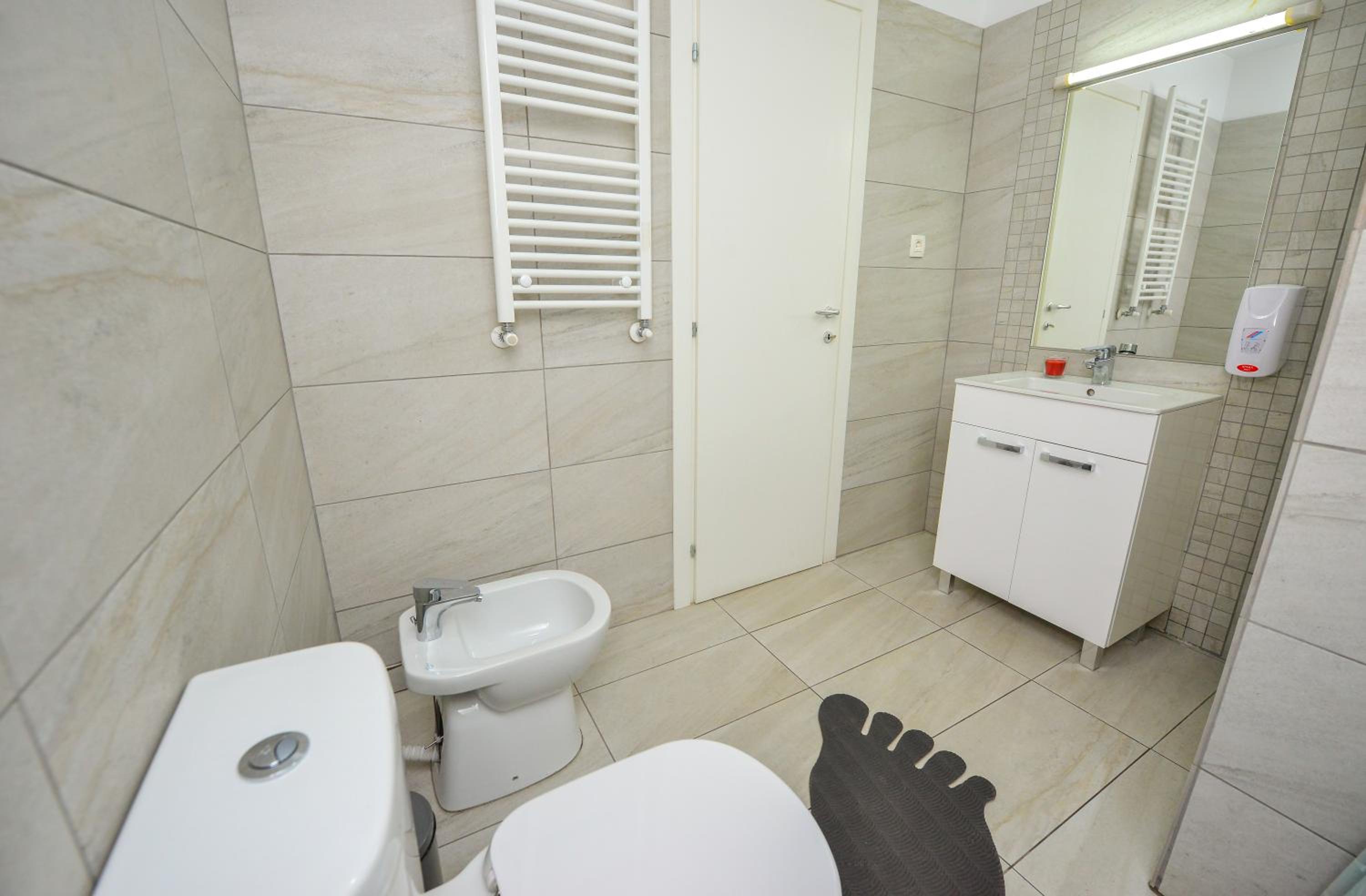 Apartment with Terrace - Photo 19