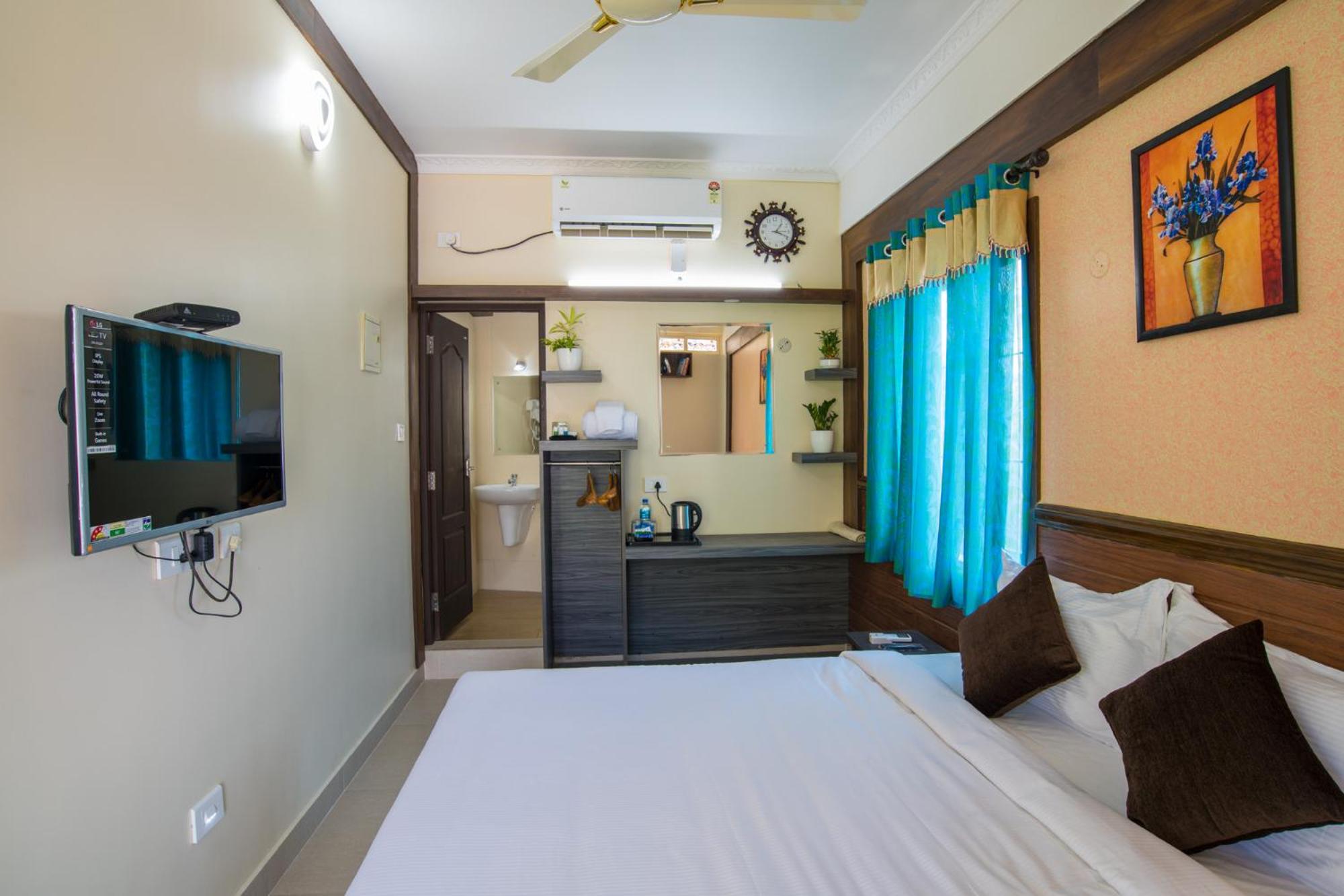 Deluxe Double Room (2 Adults + 1 Child) - Photo 1