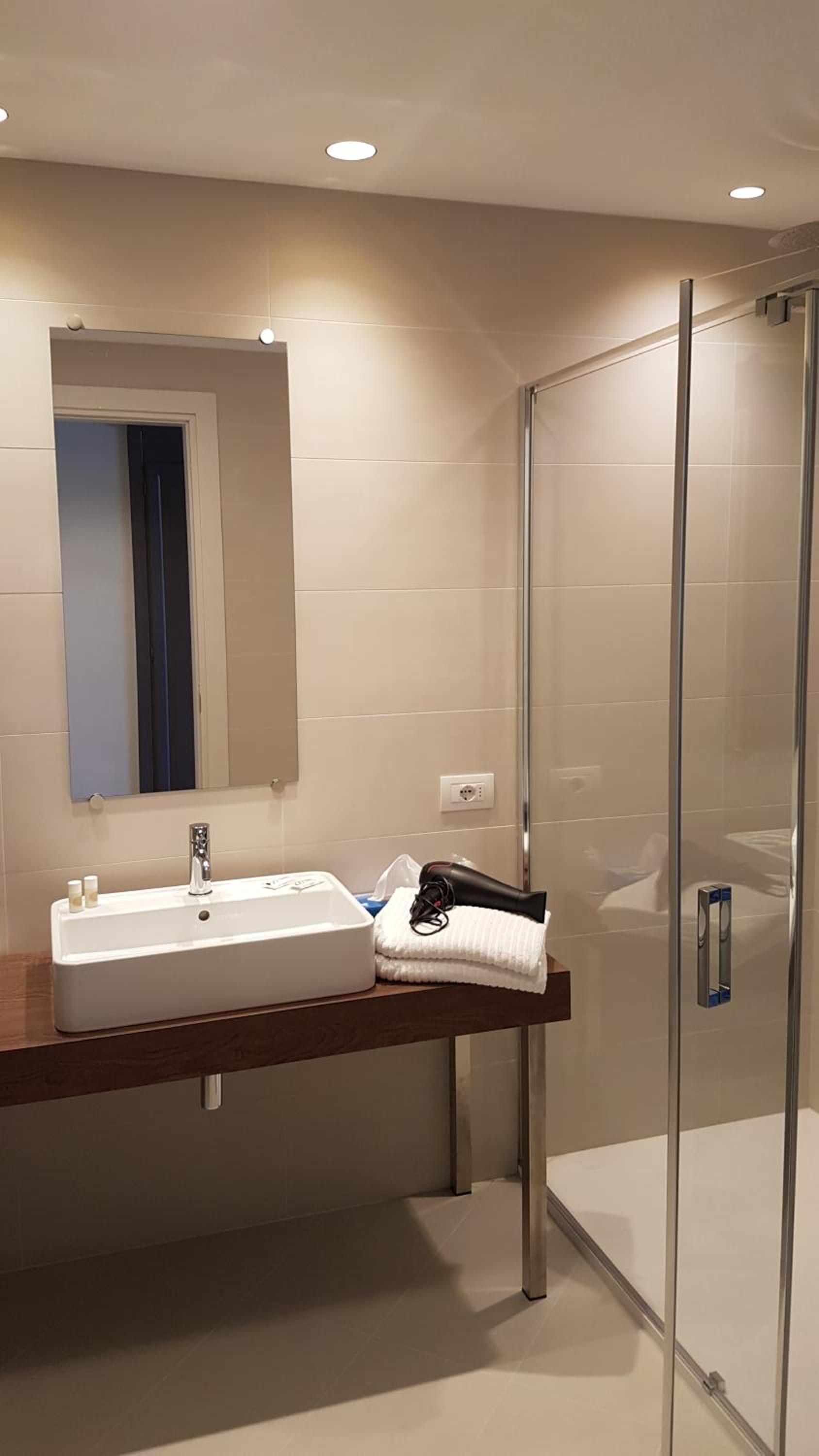 Deluxe Double or Twin Room with Balcony and Lake View - Photo 2