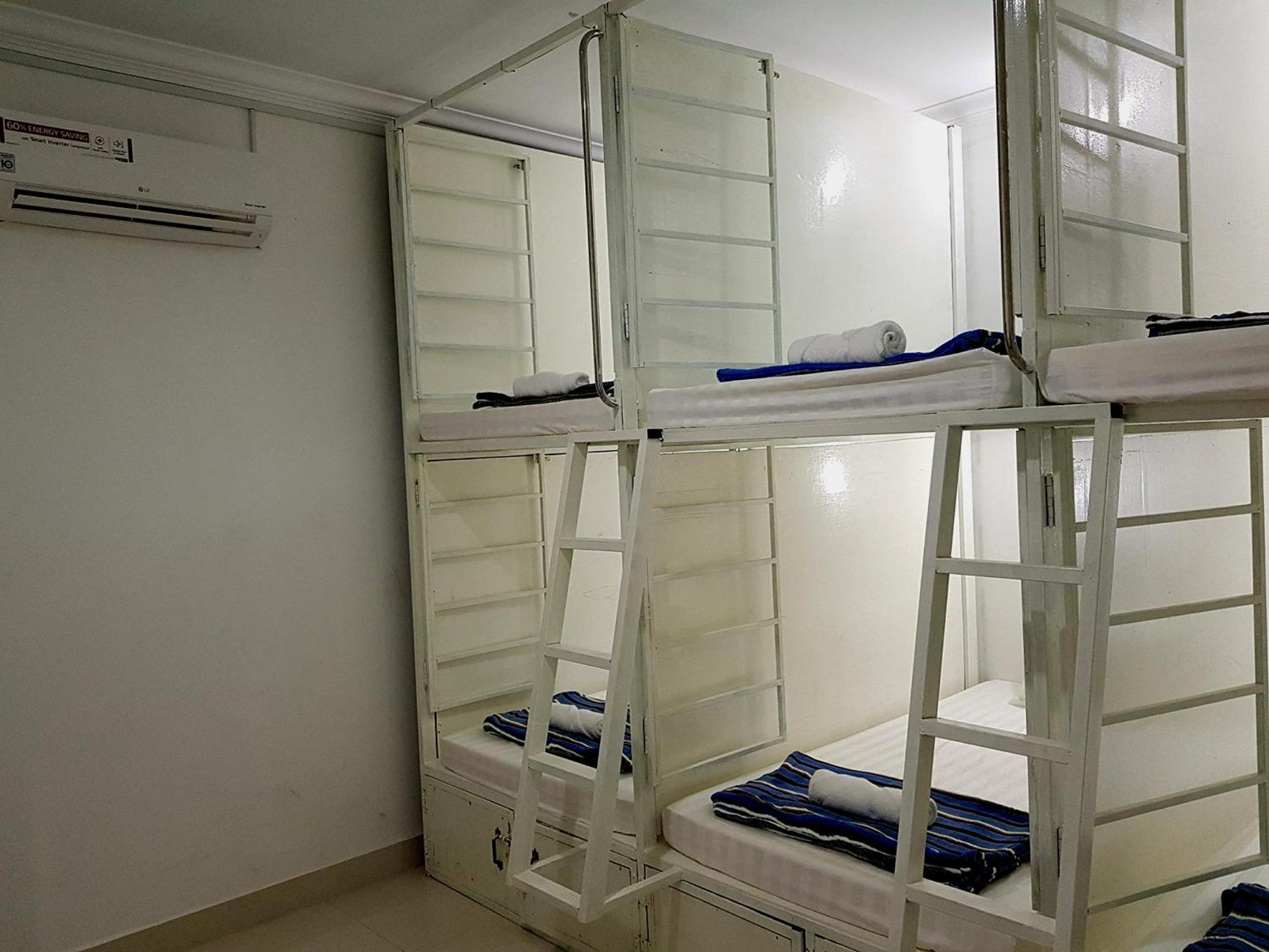 6-Bed Mixed Dormitory Room photo 1