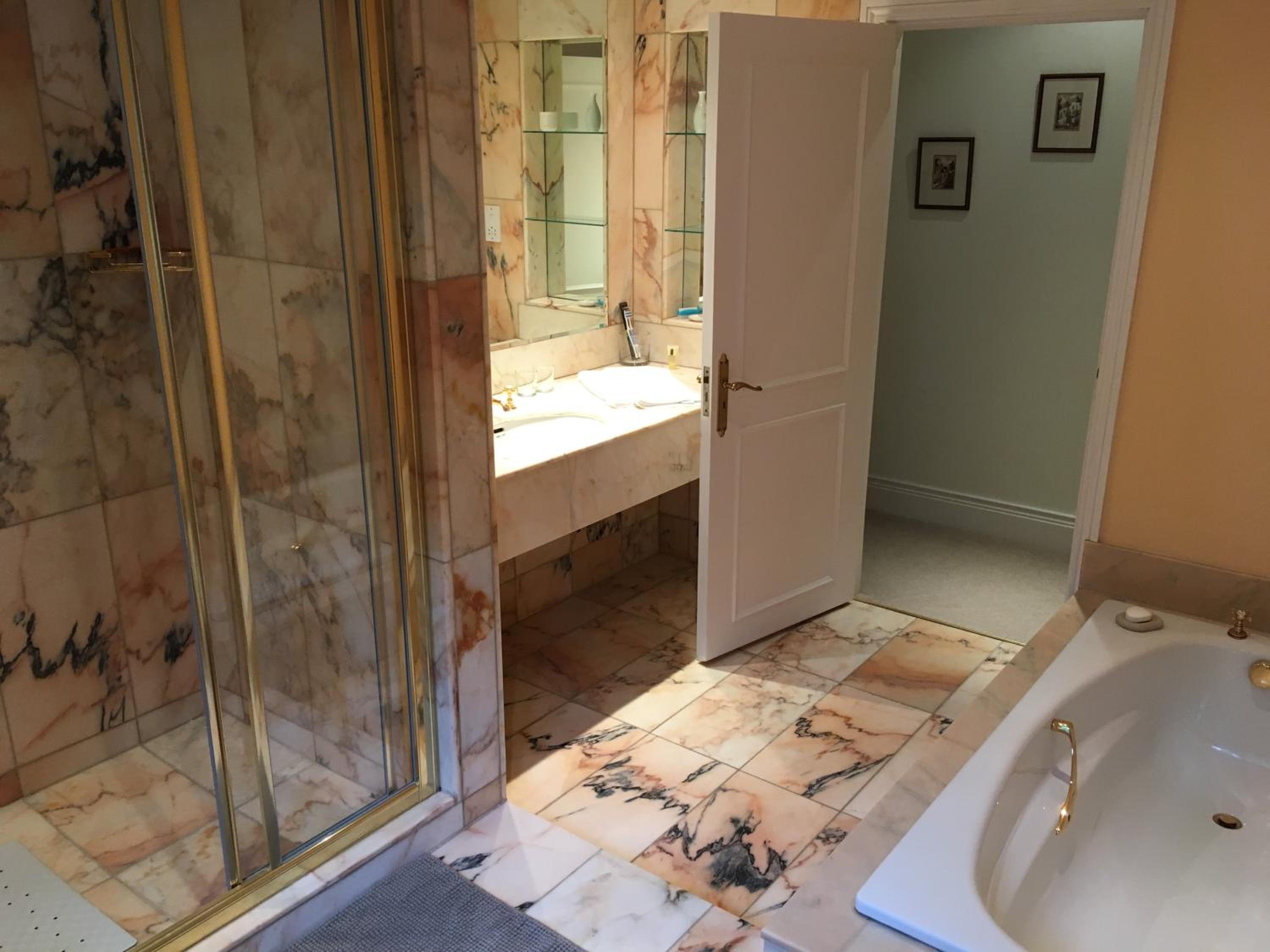 Twin Room with Private Bathroom - Photo 3