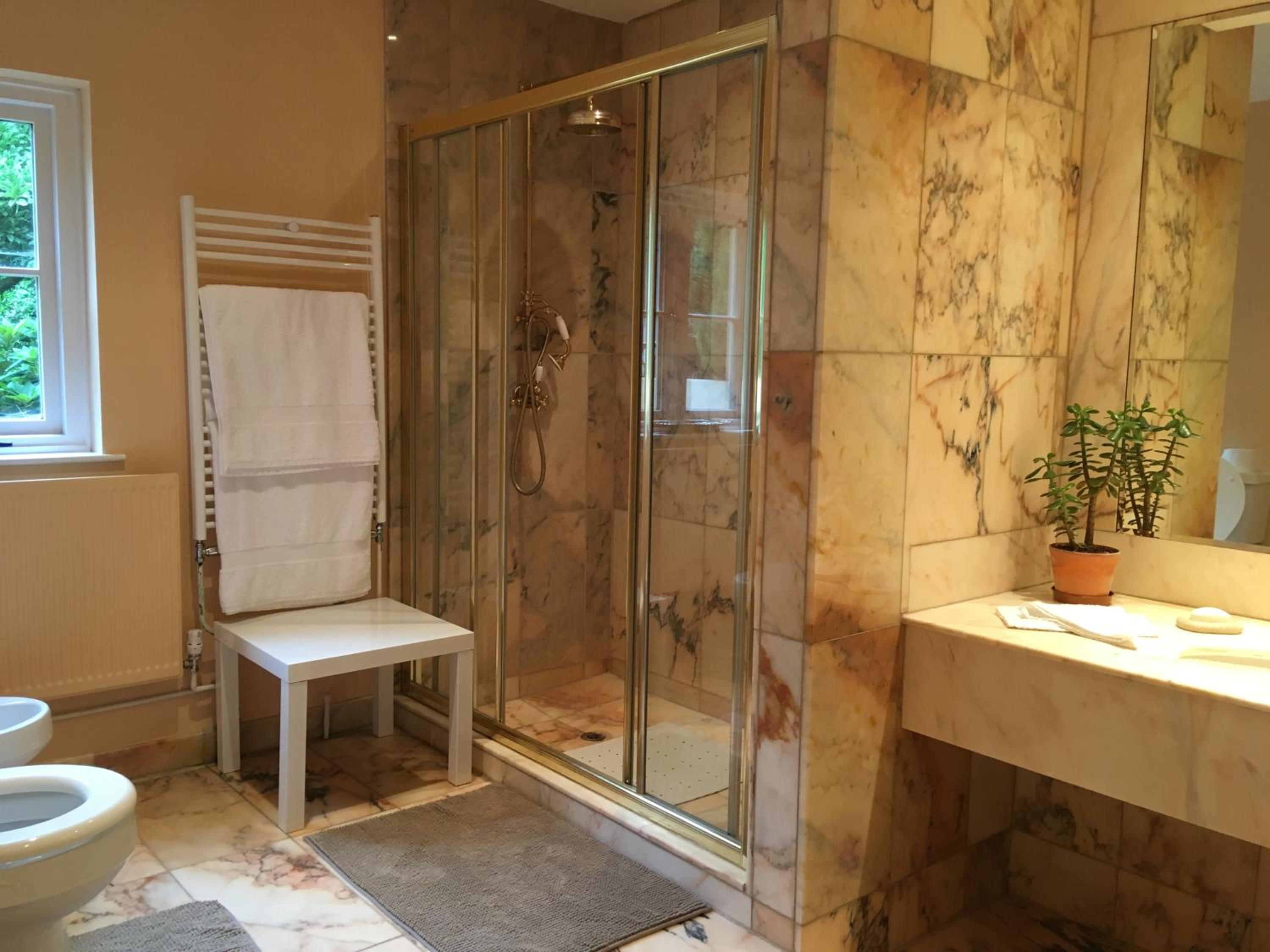 Twin Room with Private Bathroom - Photo 2