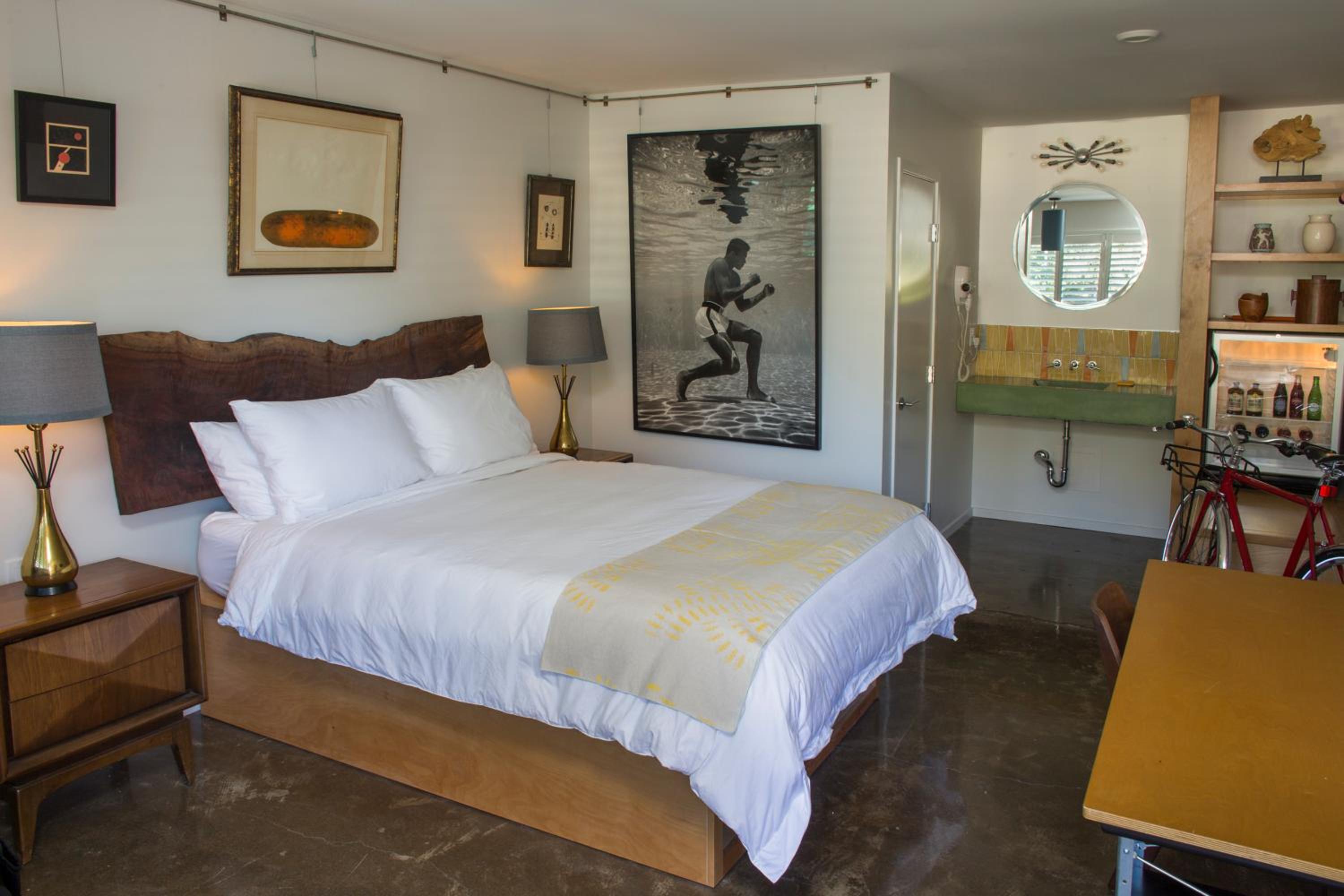 Deluxe Queen Room