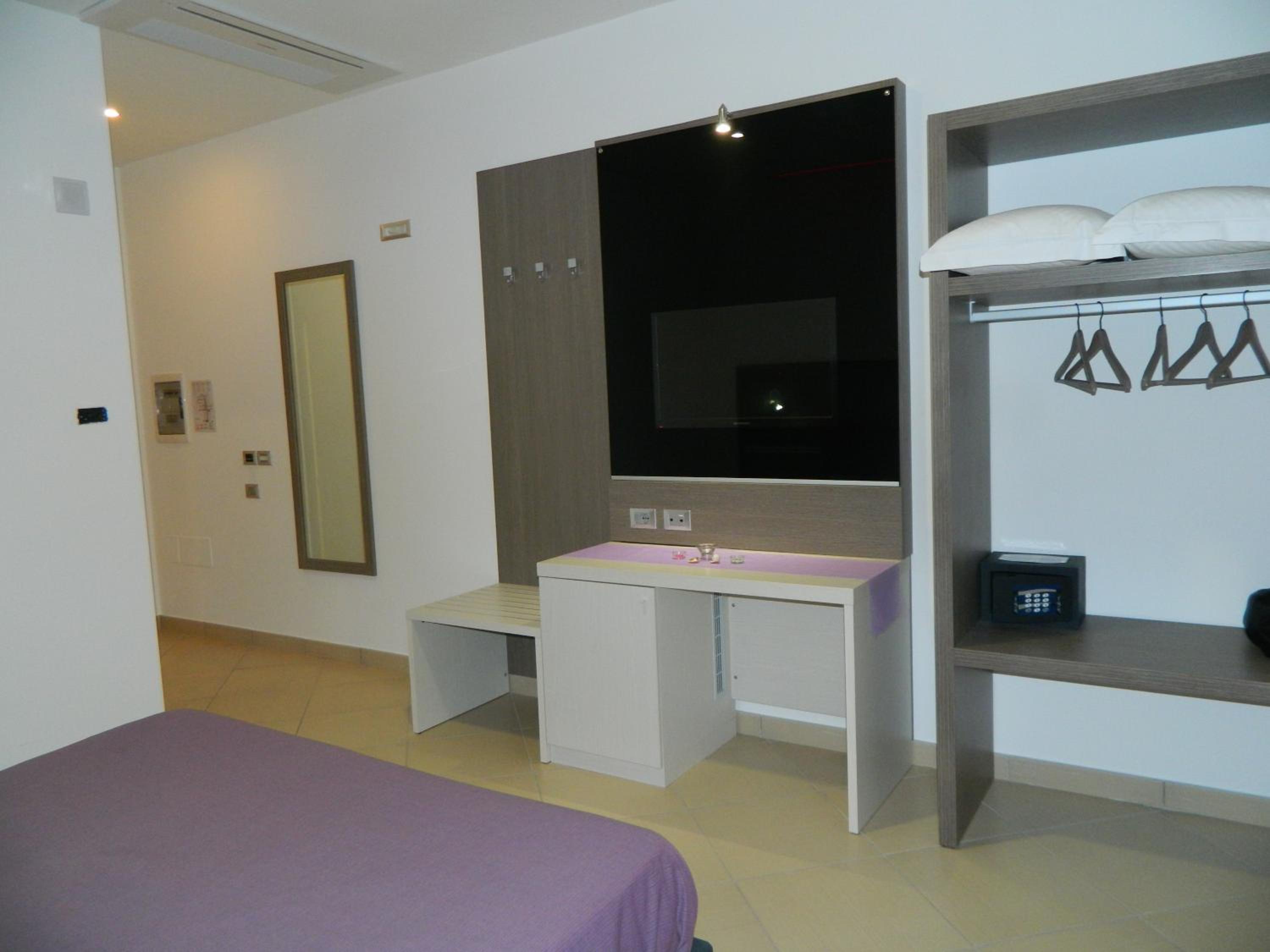 Double or Twin Room with Balcony - Photo 7
