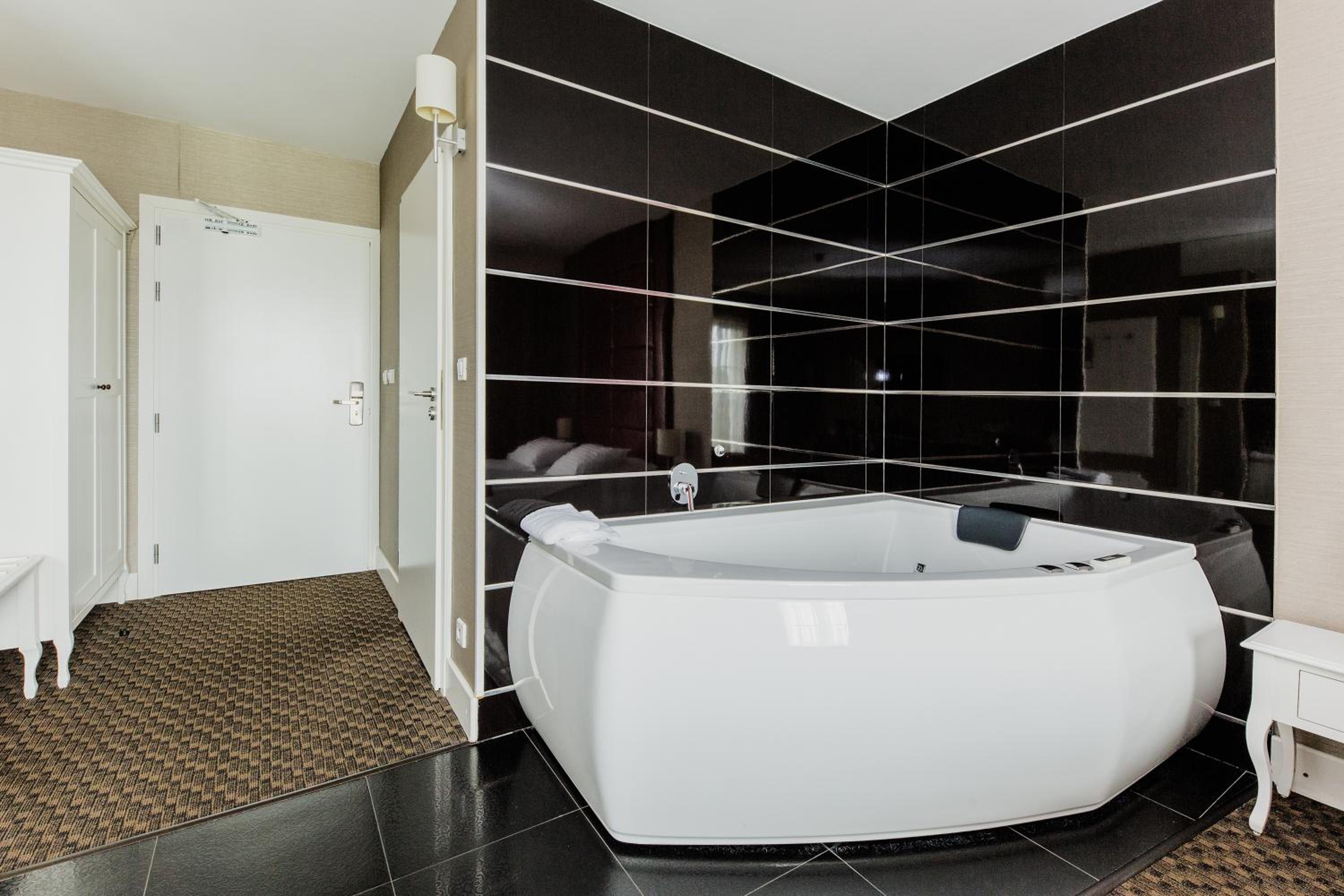 Queen Room with Spa Bath photo 3