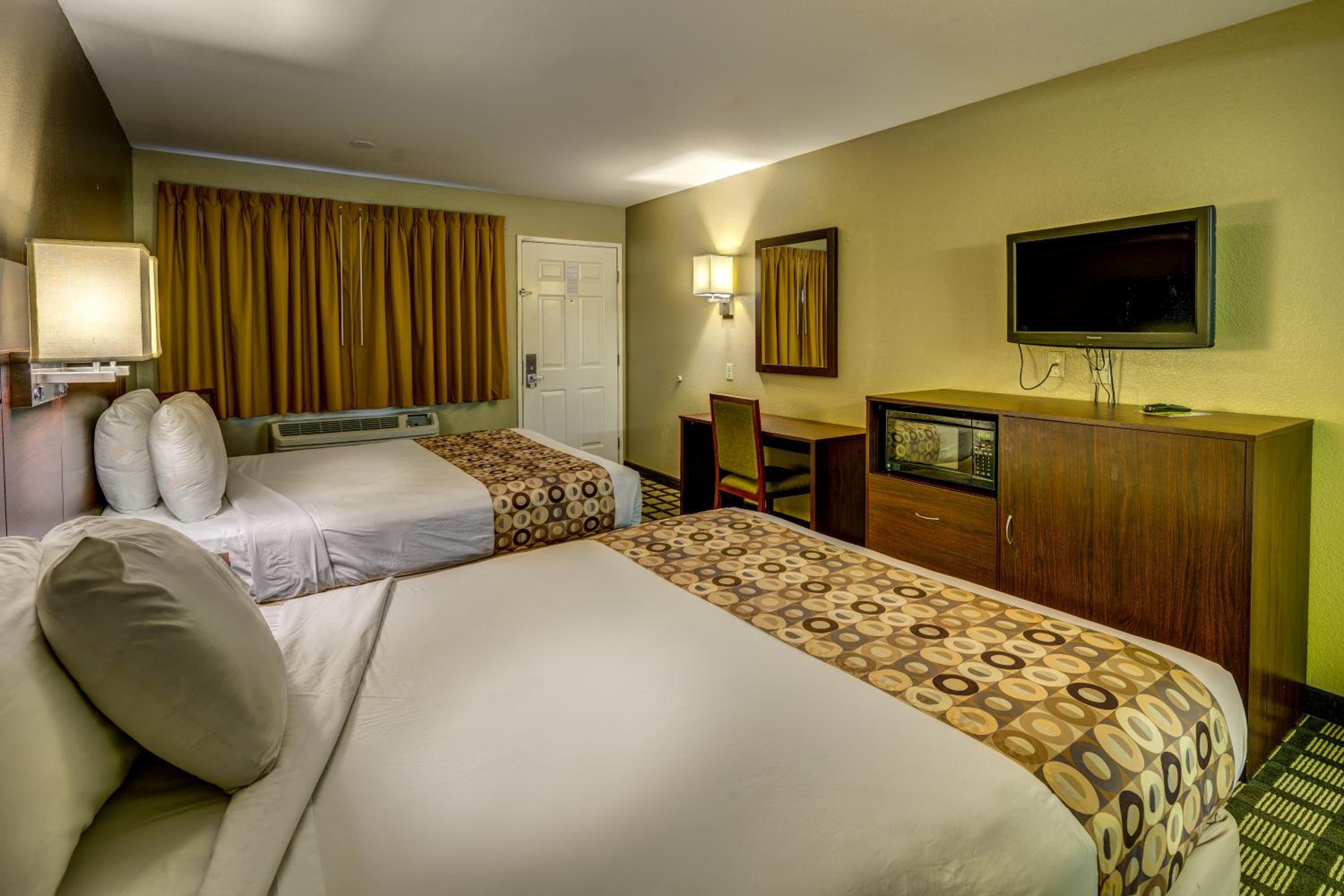 Queen Room with Two Queen Beds - Photo 4