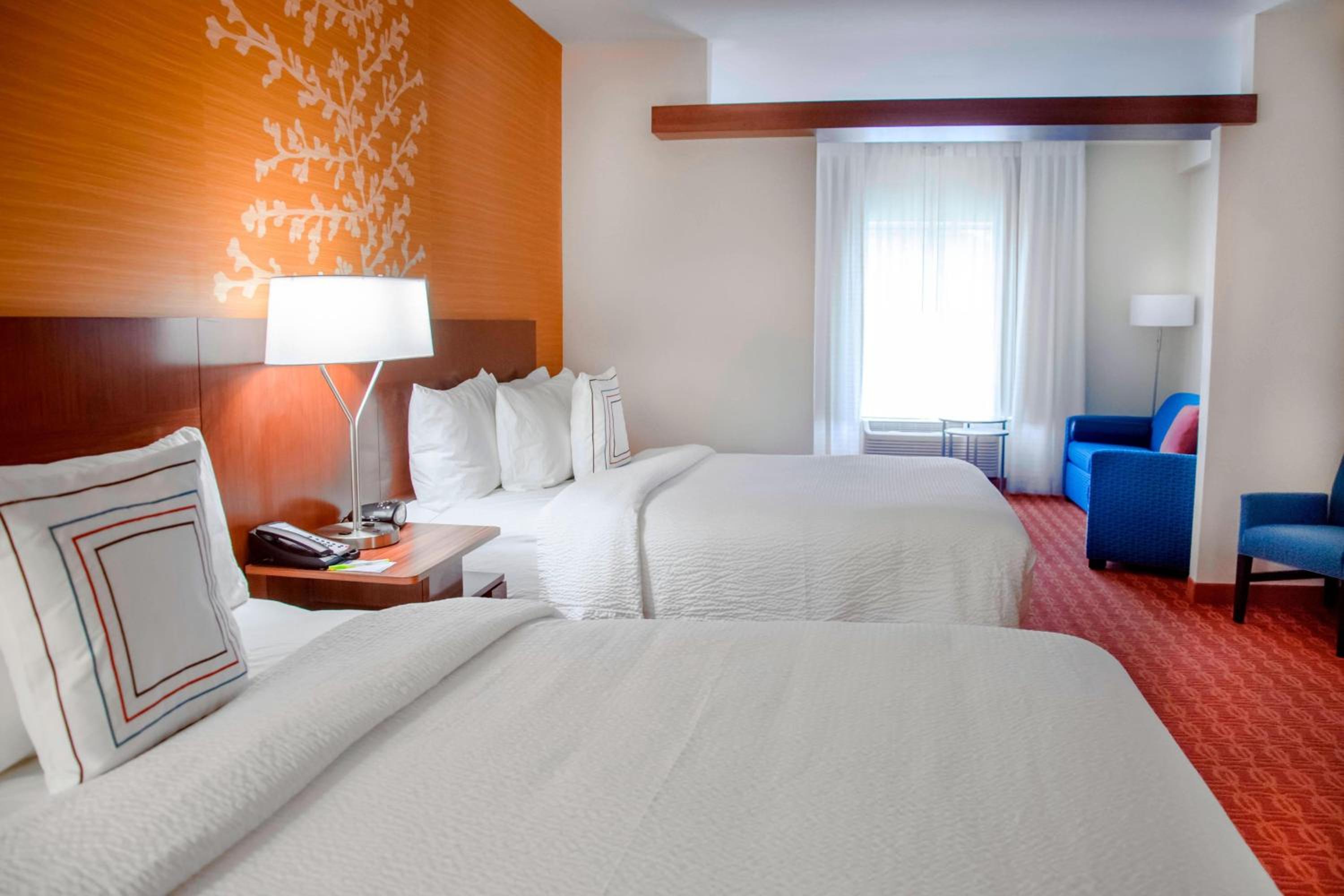 Queen Suite with Two Queen Beds, Bathtub and Sofa Bed - Mobility Access/Hearing Accessible
