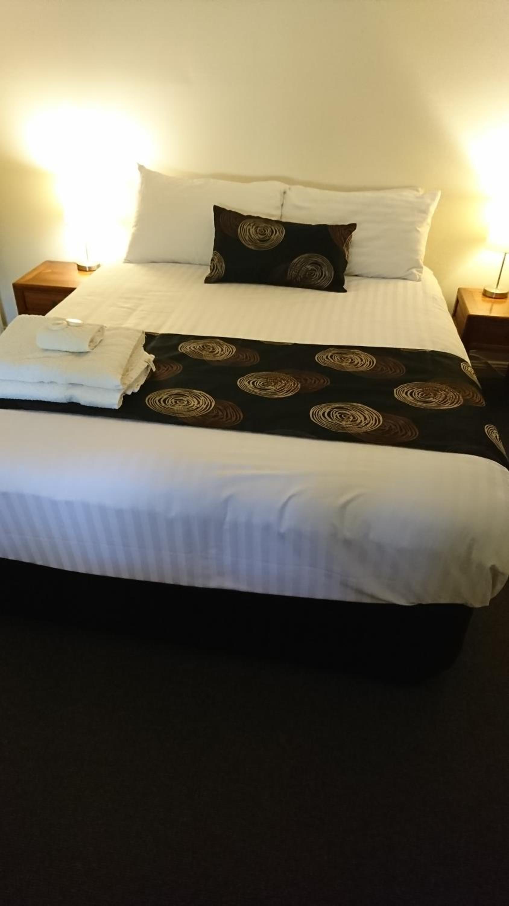 Queen Room with Shared Bathroom photo 3