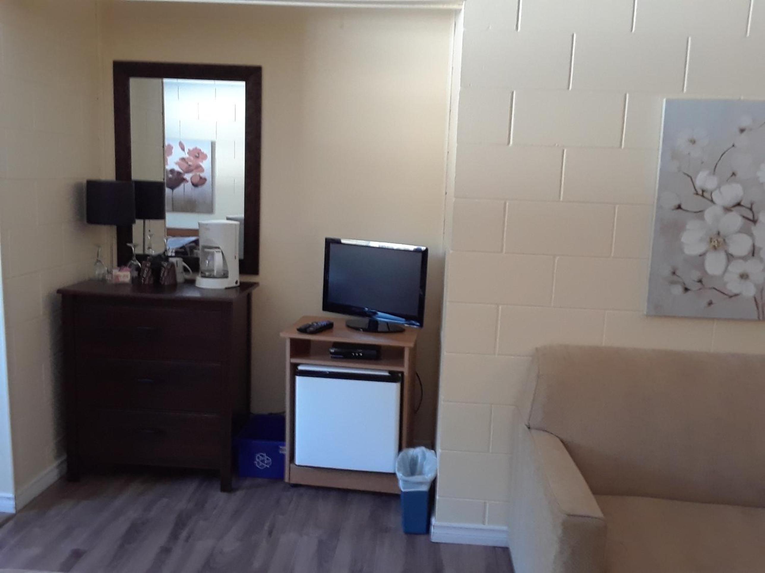 Family Room - Photo 2