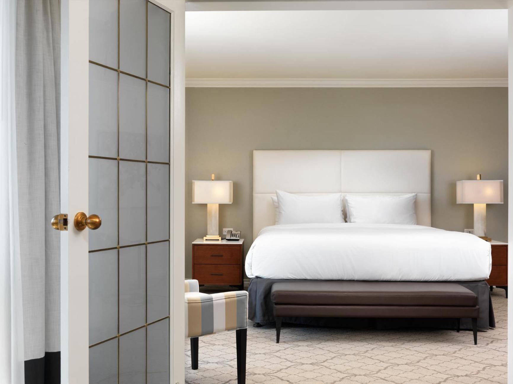 Signature Victoria Suite: King Bed with Sofa Bed - Photo 1