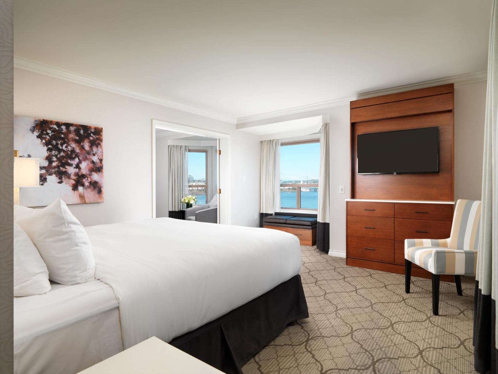 Signature Harbor View Suite: King Bed with Sofa Bed - Photo 1