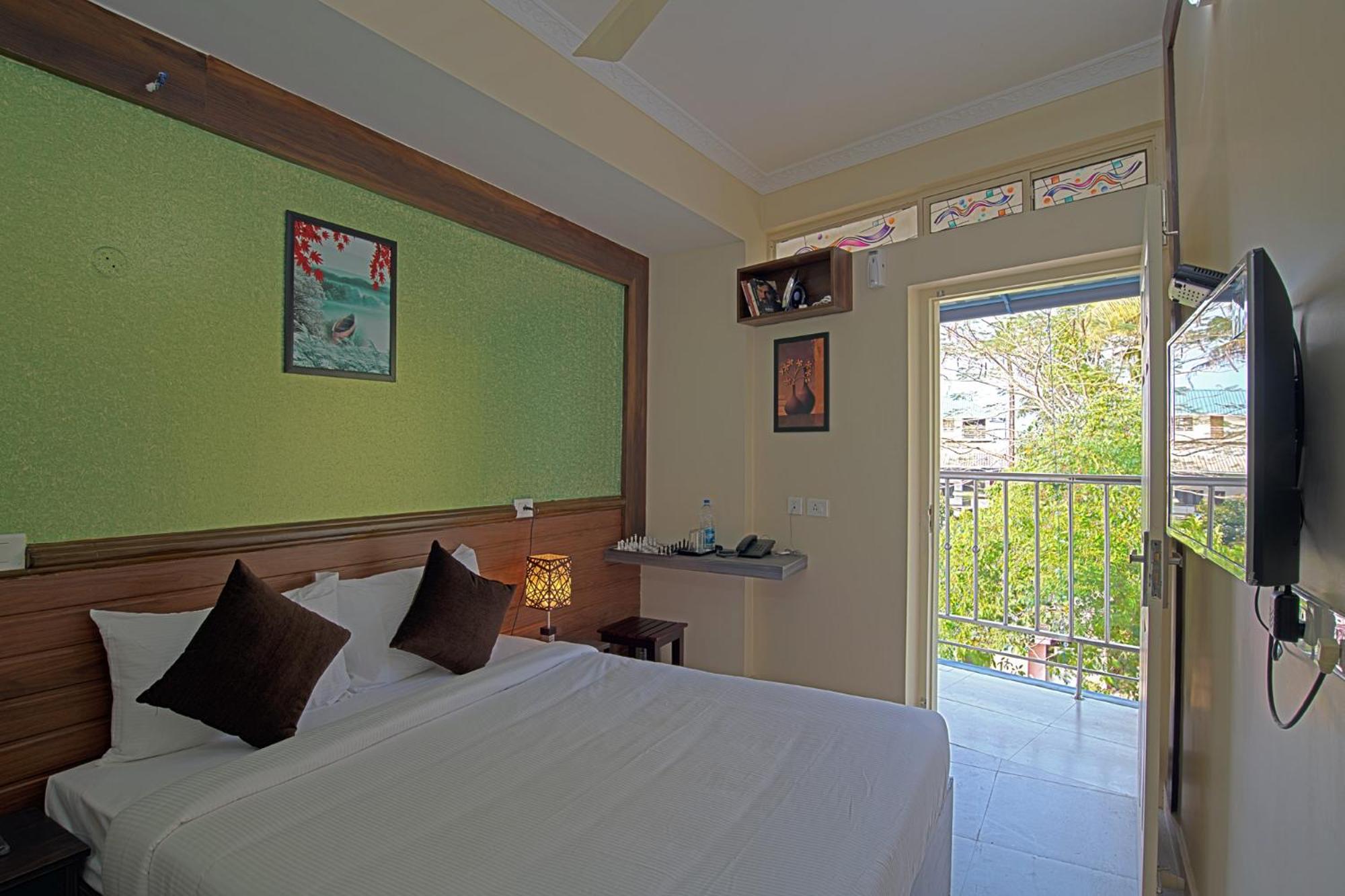 Deluxe Double Room (2 Adults + 1 Child) - Photo 13