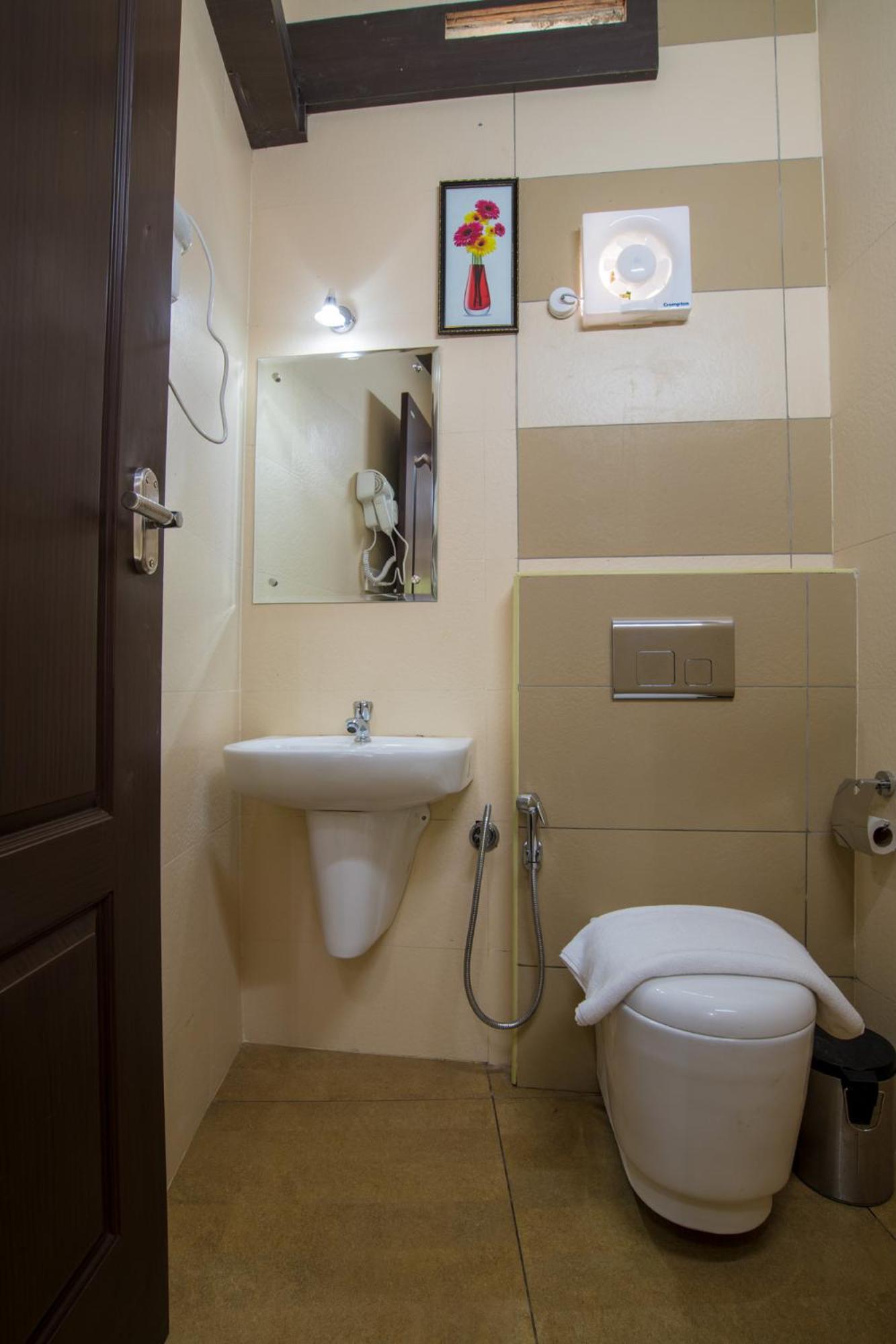 Deluxe Double Room (2 Adults + 1 Child) - Photo 9