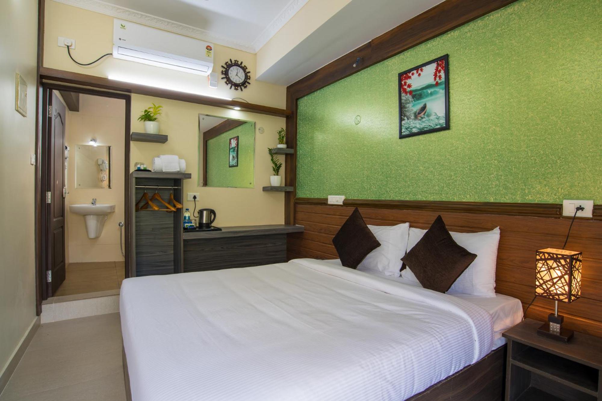 Deluxe Double Room (2 Adults + 1 Child) - Photo 7