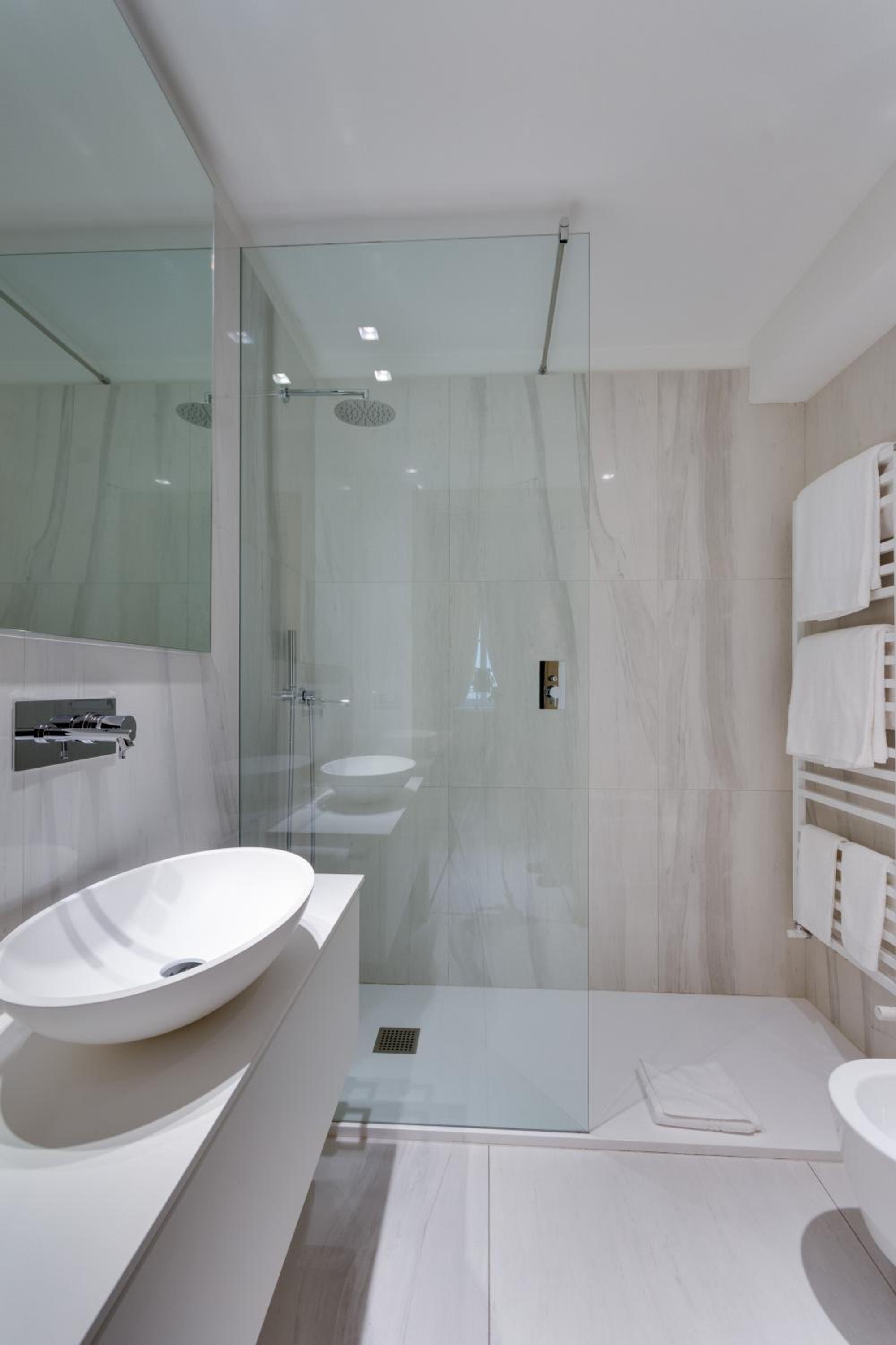 Superior Suite with Balcony - Photo 16