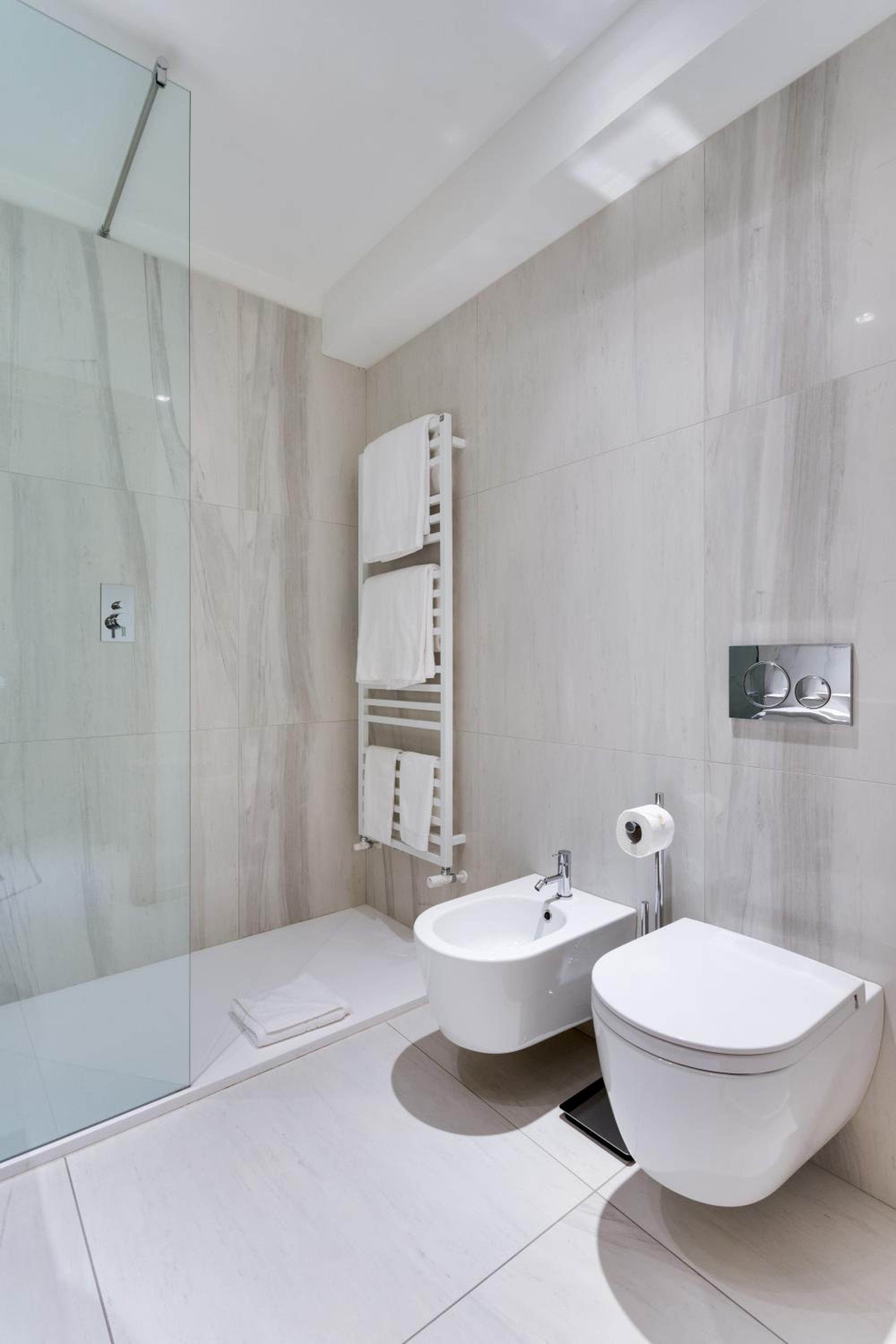 Superior Suite with Balcony - Photo 18