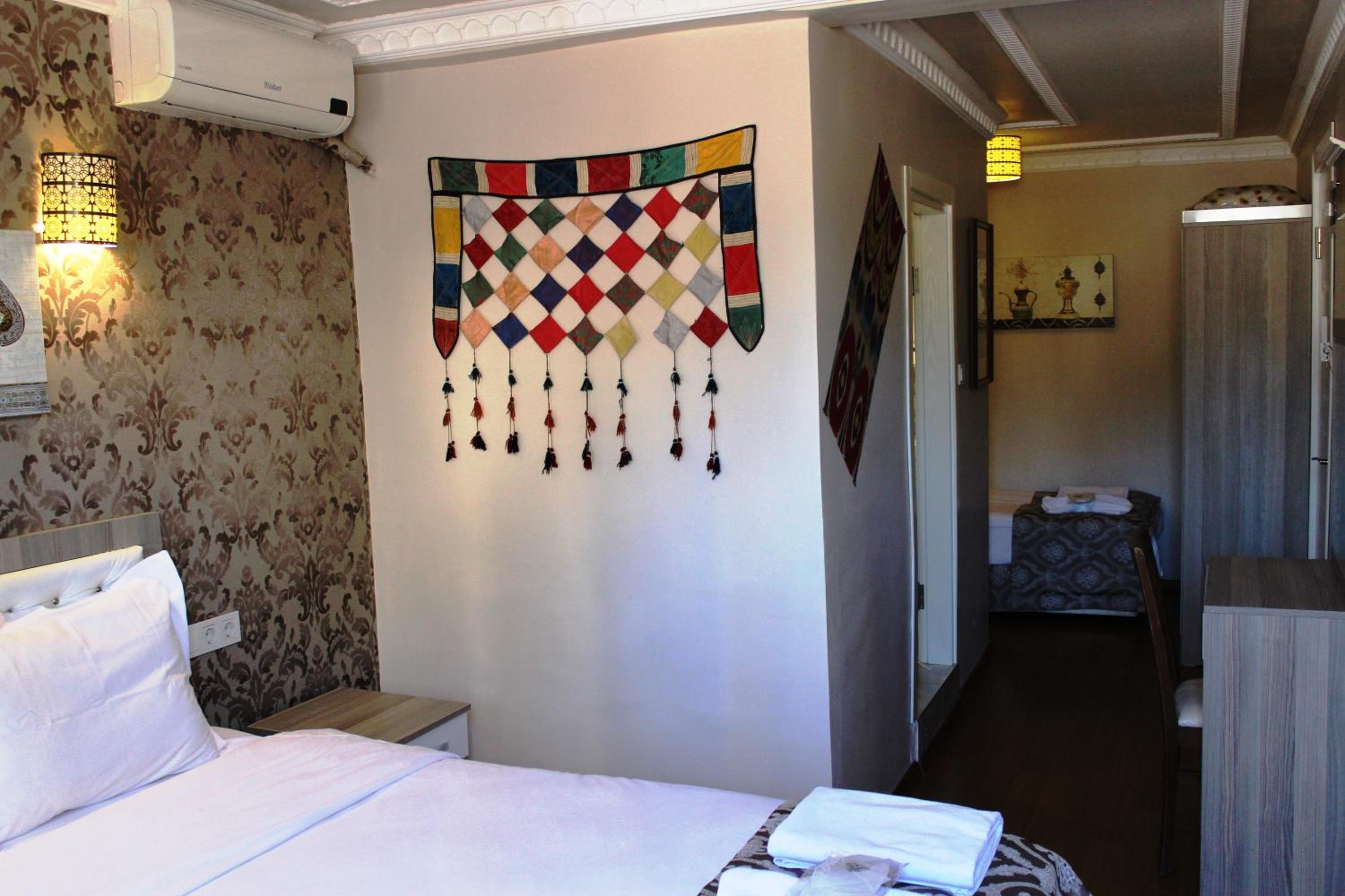 Deluxe Double Room (2 Adults + 1 Child) photo 3