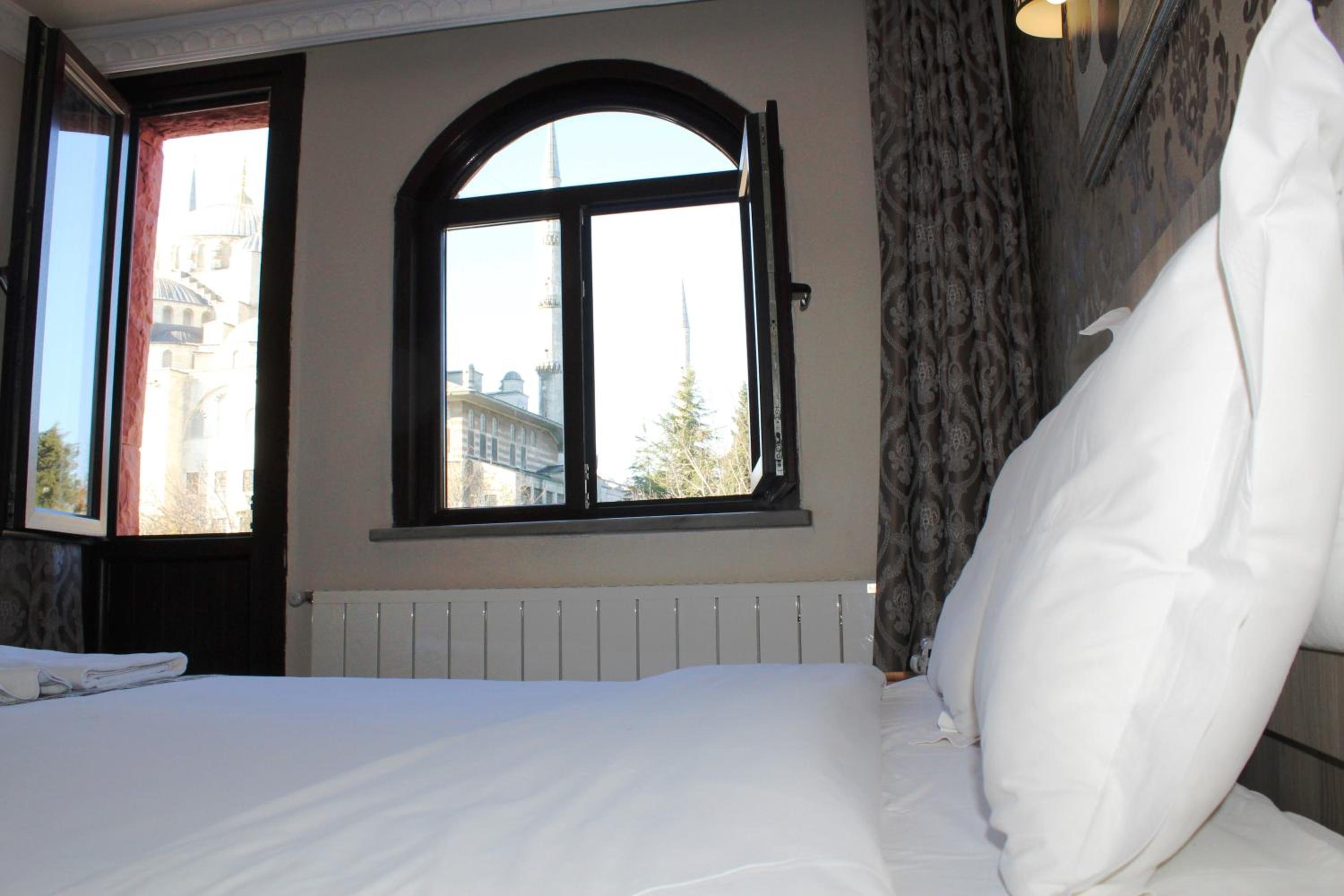 Deluxe Double Room (2 Adults + 1 Child) photo 2