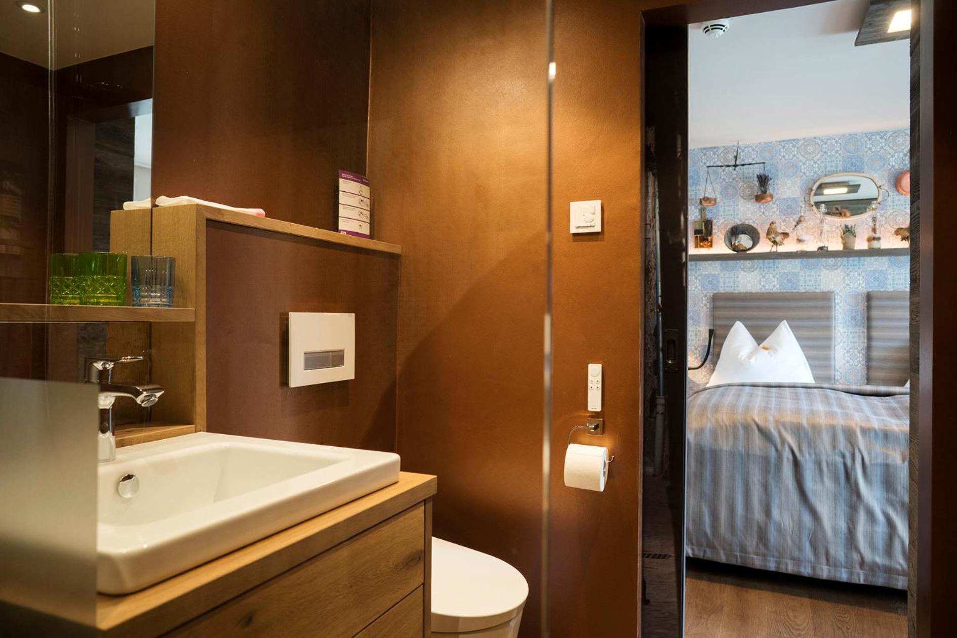 Deluxe Double Room with Balcony - Photo 7