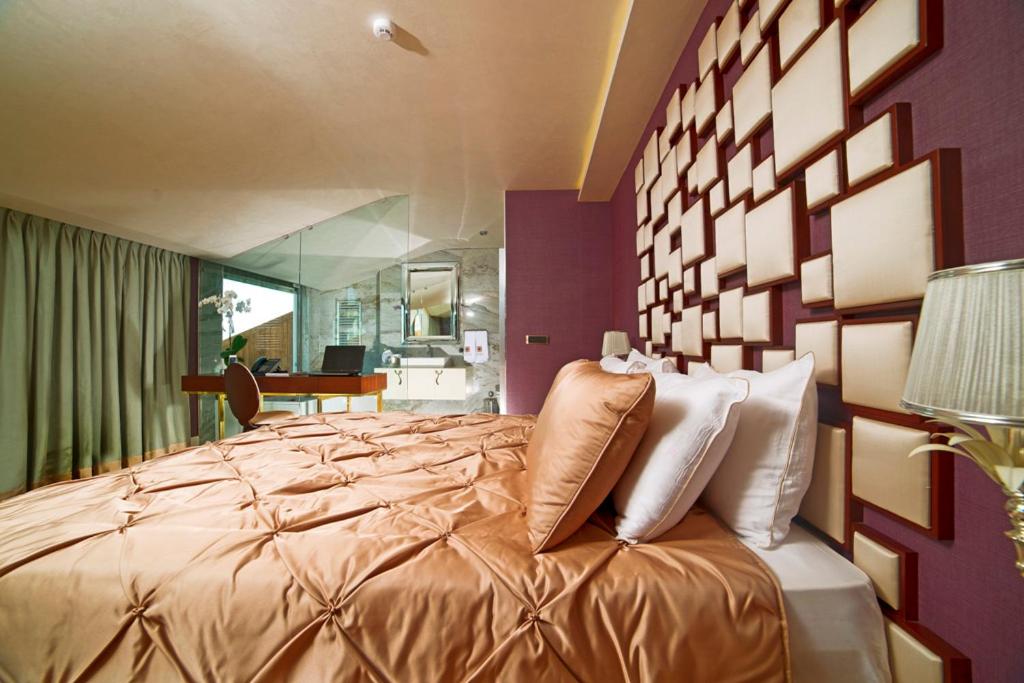 King Suite with Spa Bath photo 3