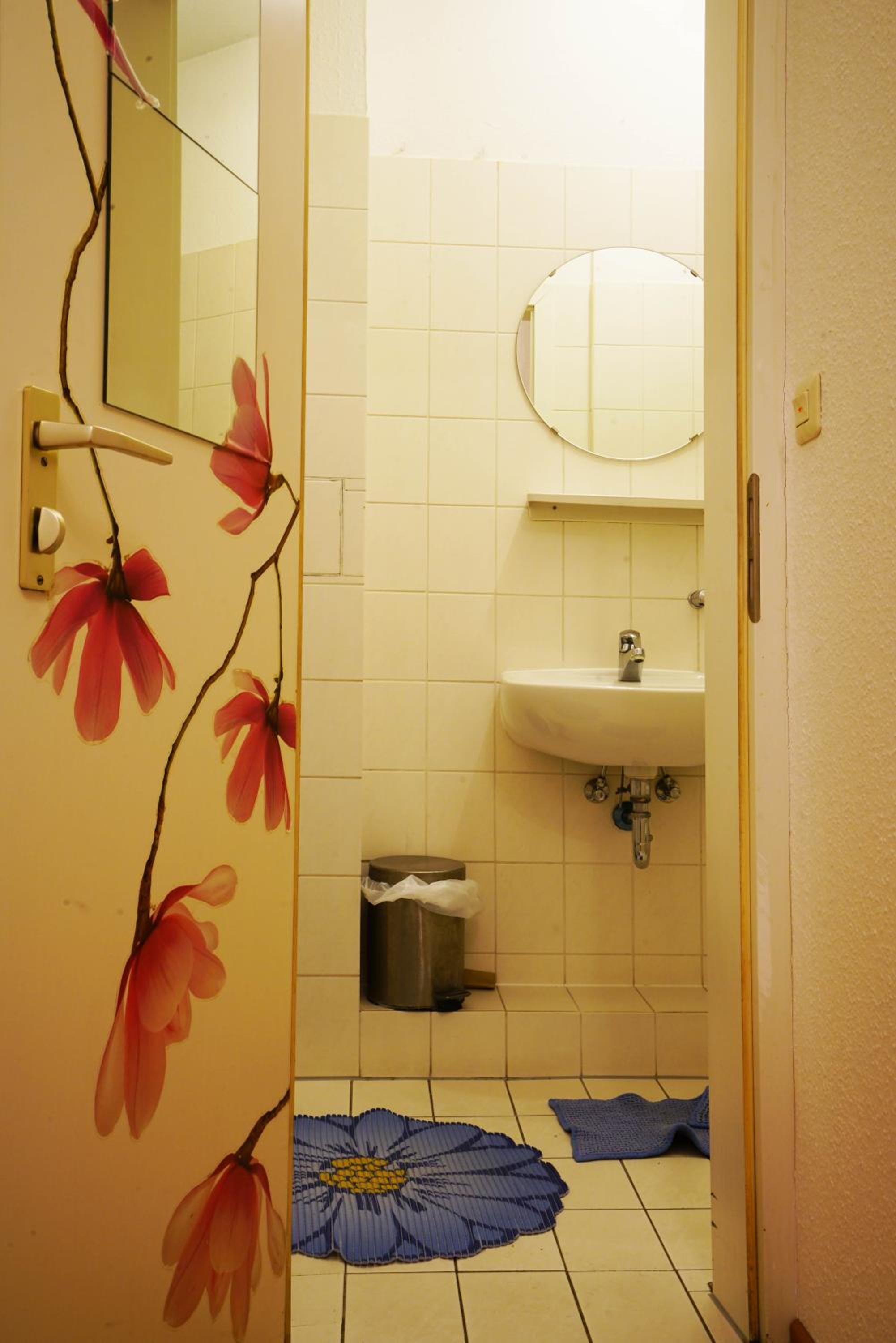 Single Room with Shared Shower and Toilet photo 2