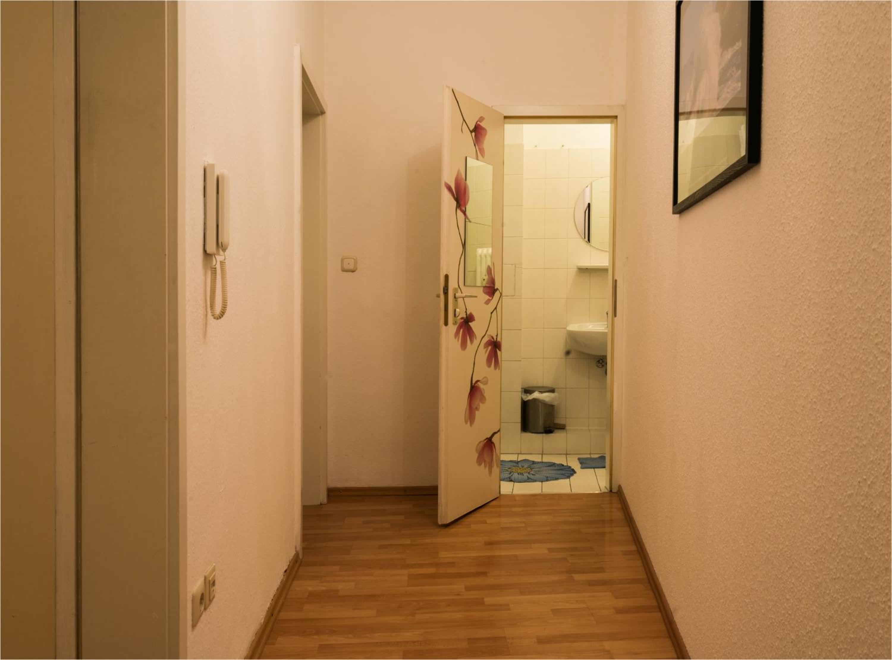 Single Room with Shared Shower and Toilet photo 3