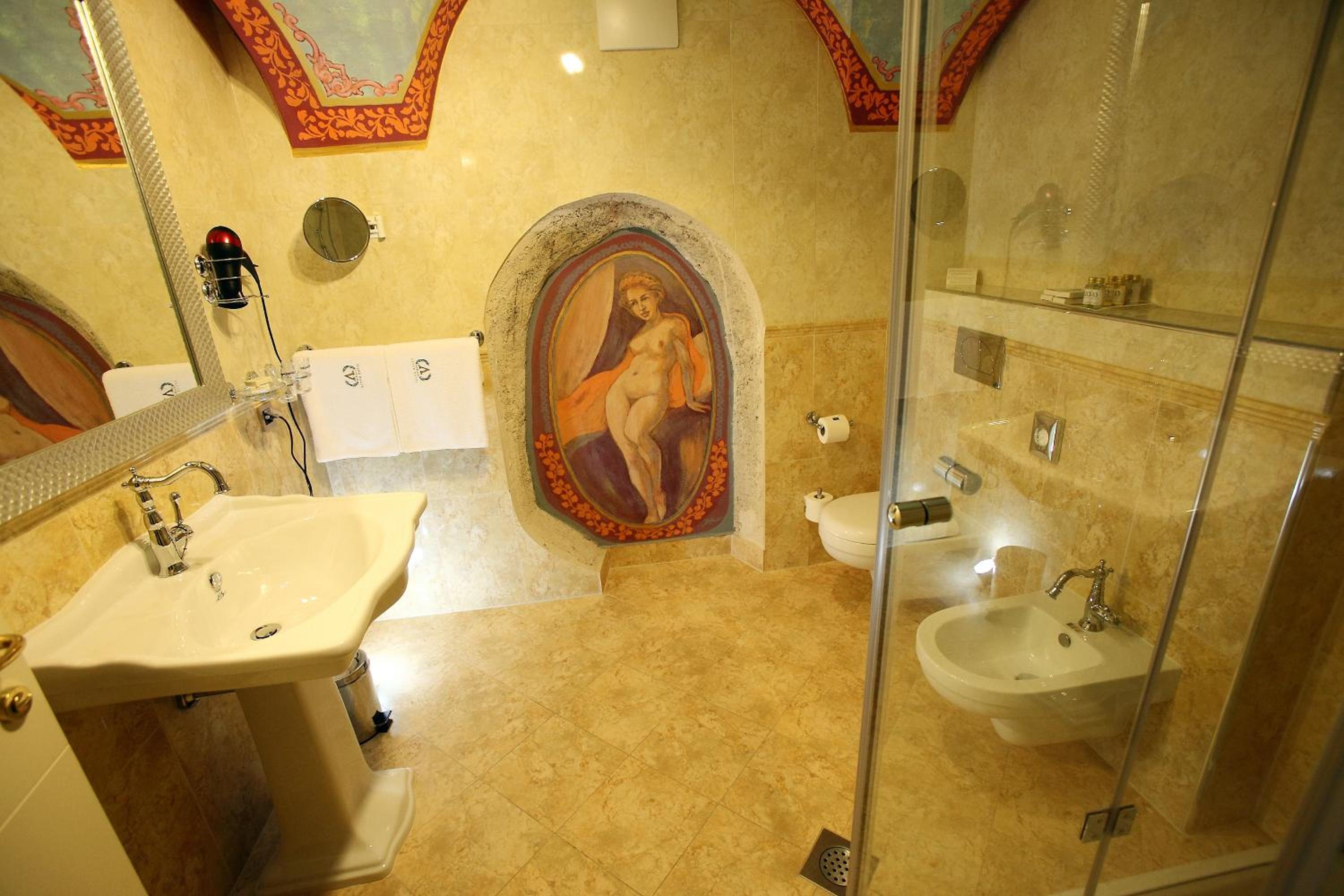 Superior Suite with Hot Tub - Photo 6