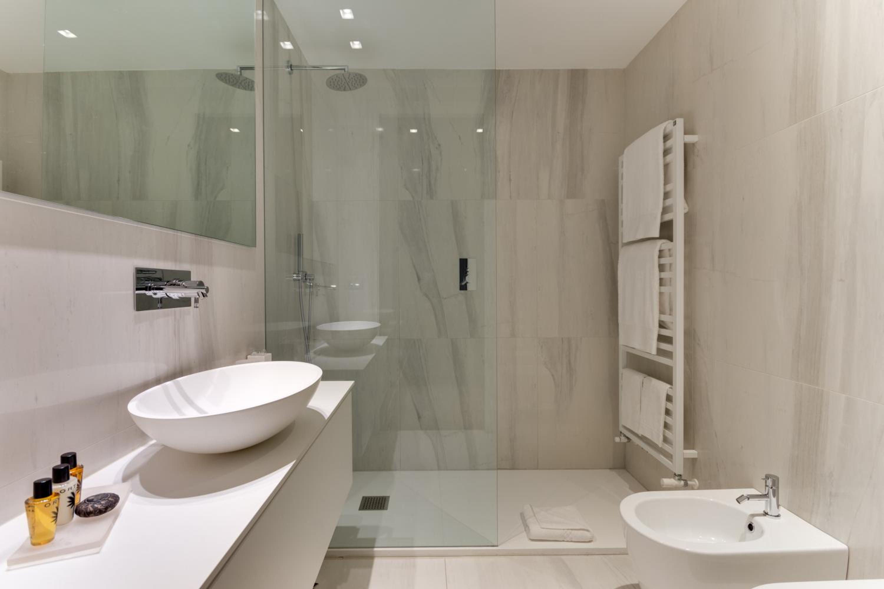 Superior Suite with Balcony - Photo 17