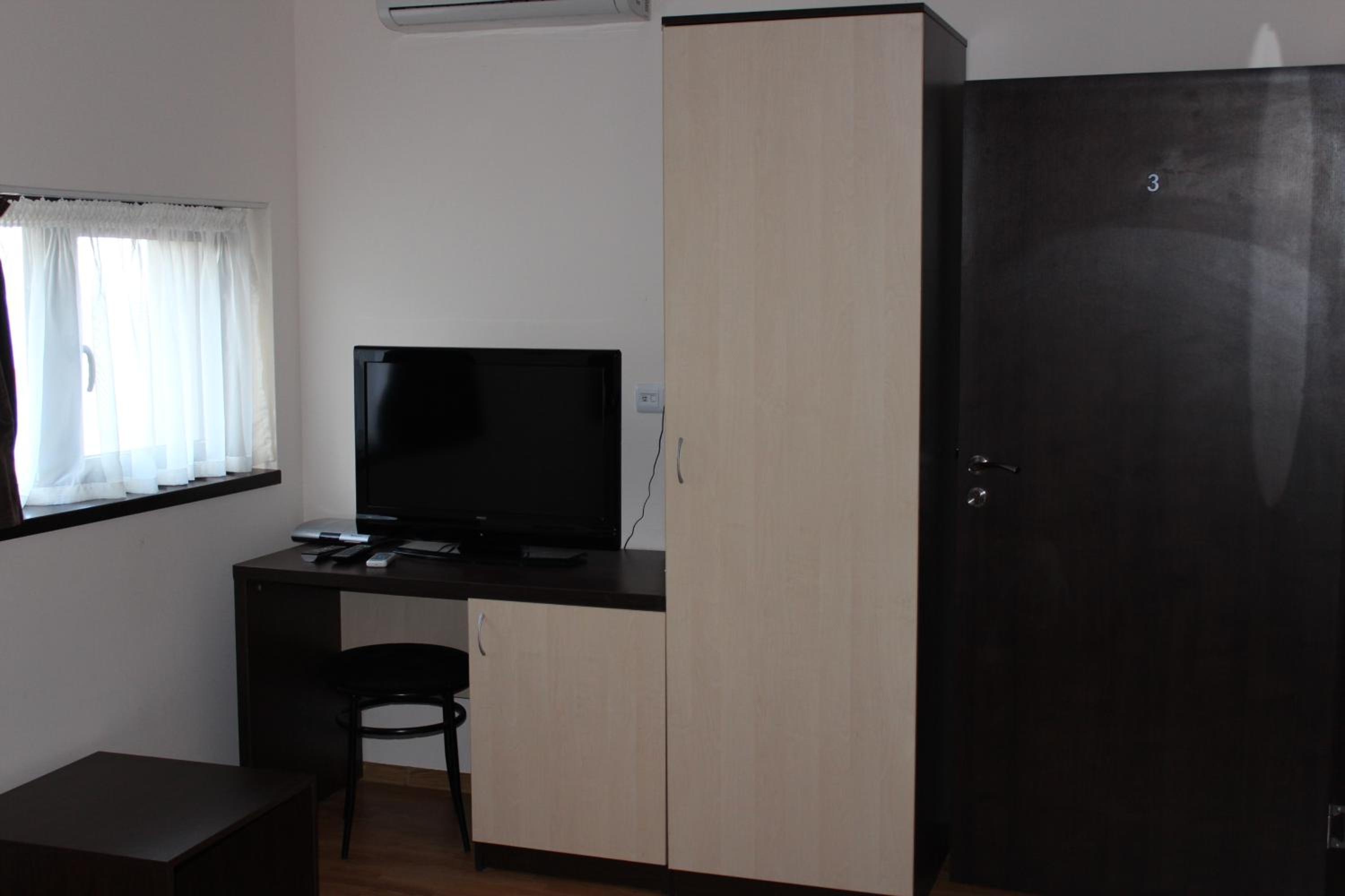 Twin Room - Photo 5
