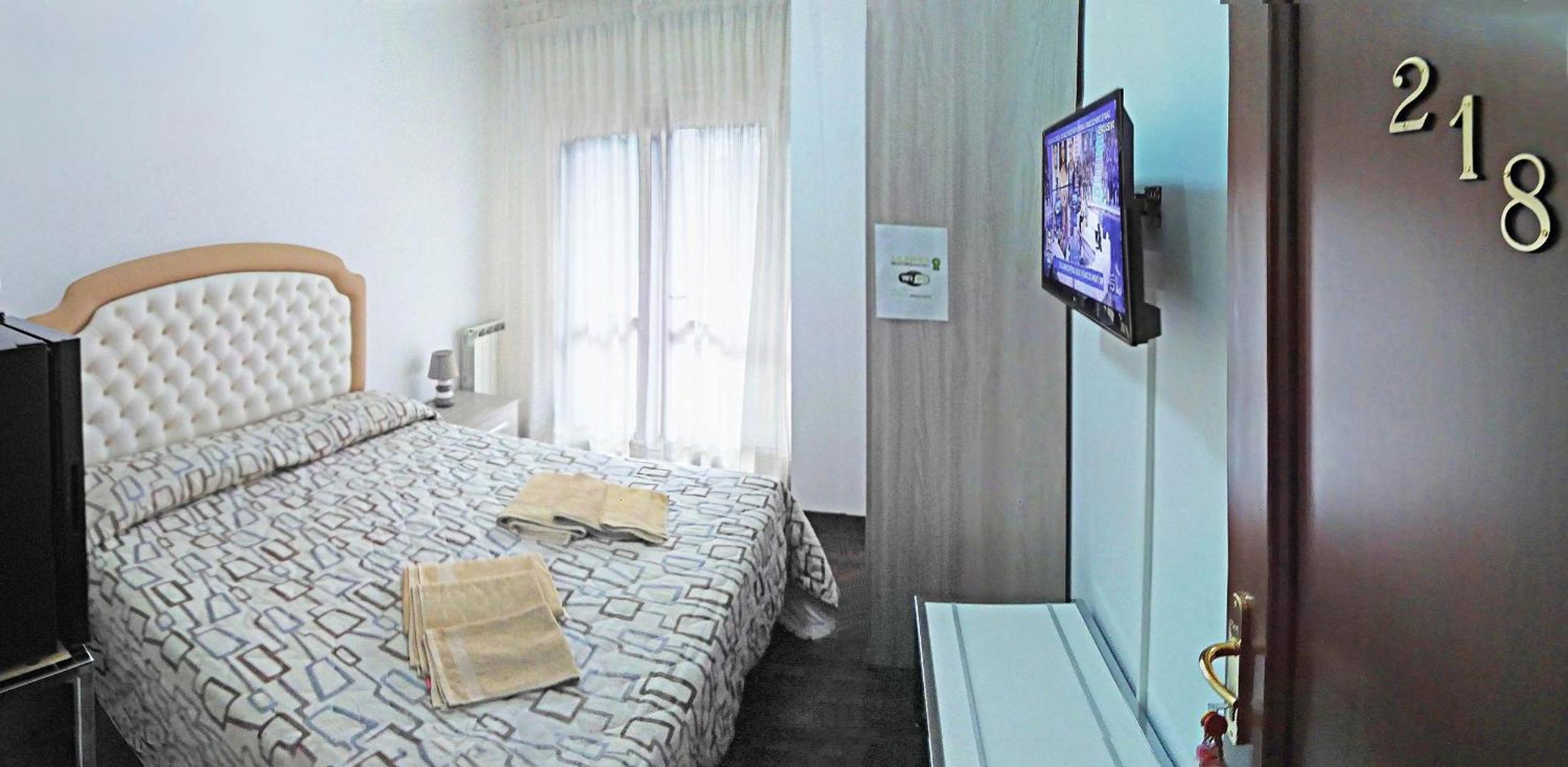 Double Room with Private Bathroom - Photo 2