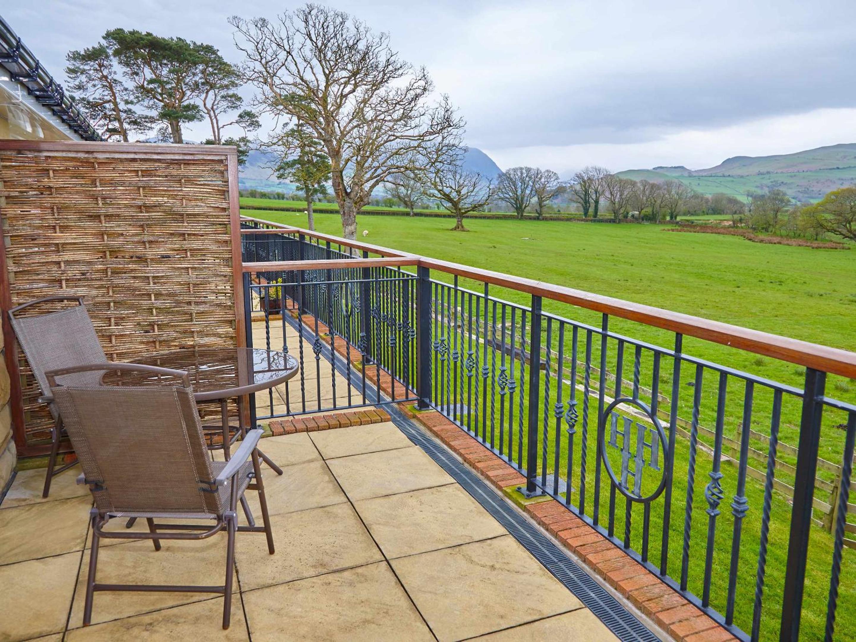 Deluxe Double Room with Balcony - Photo 8