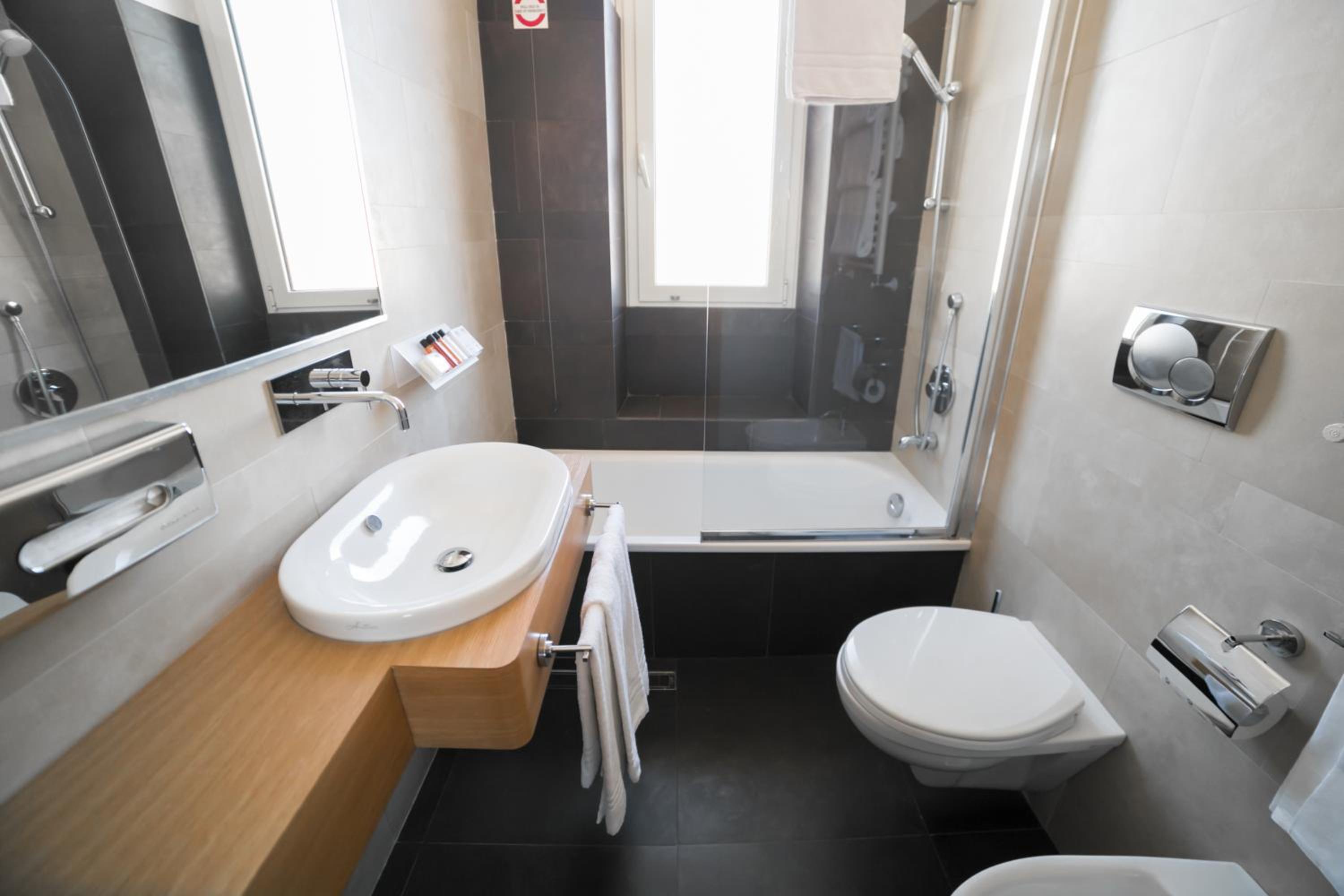 Economy Double Room thumbnail 5