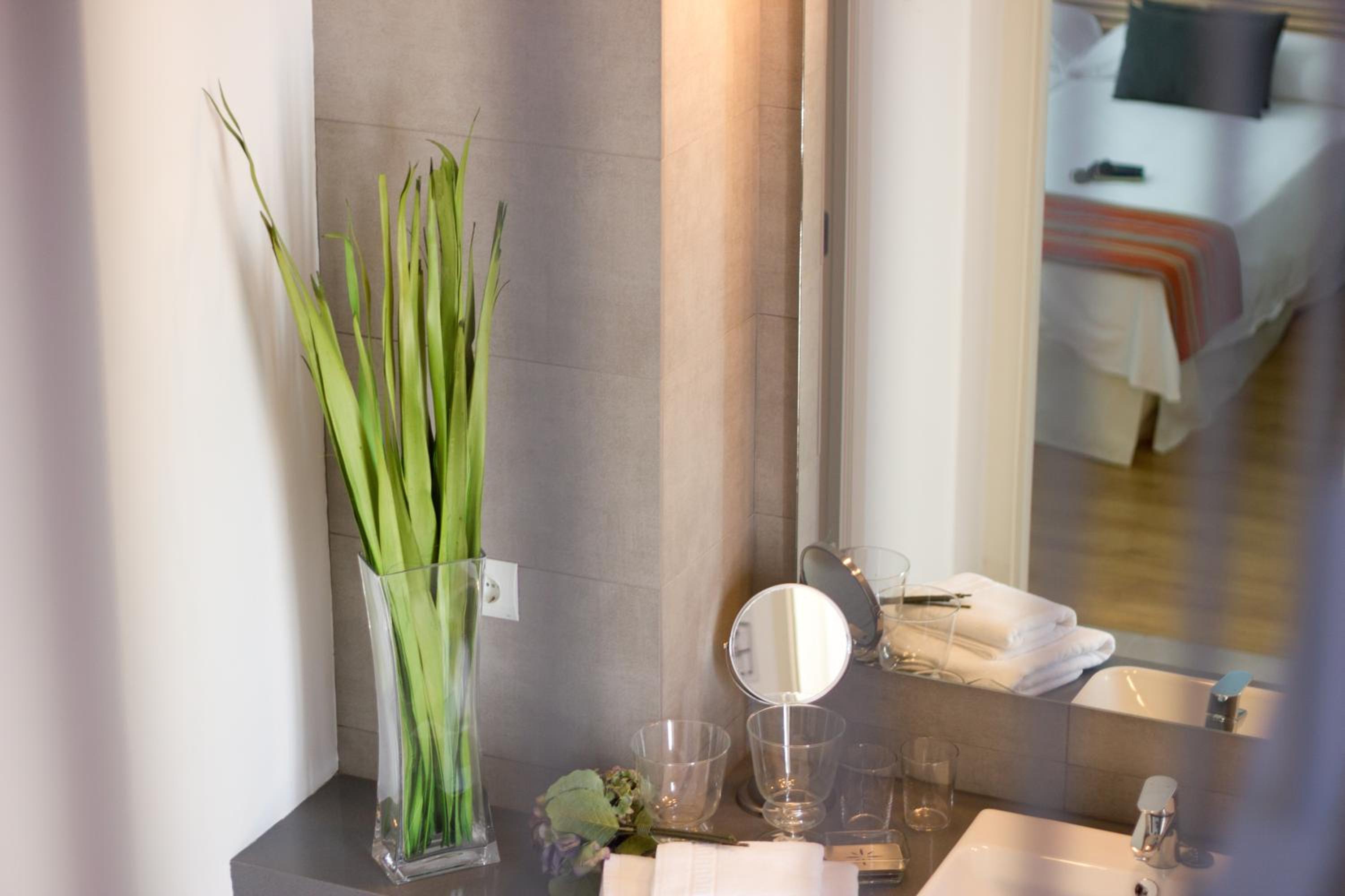 Two-Bedroom Apartment (4-5 Adults) - Photo 16