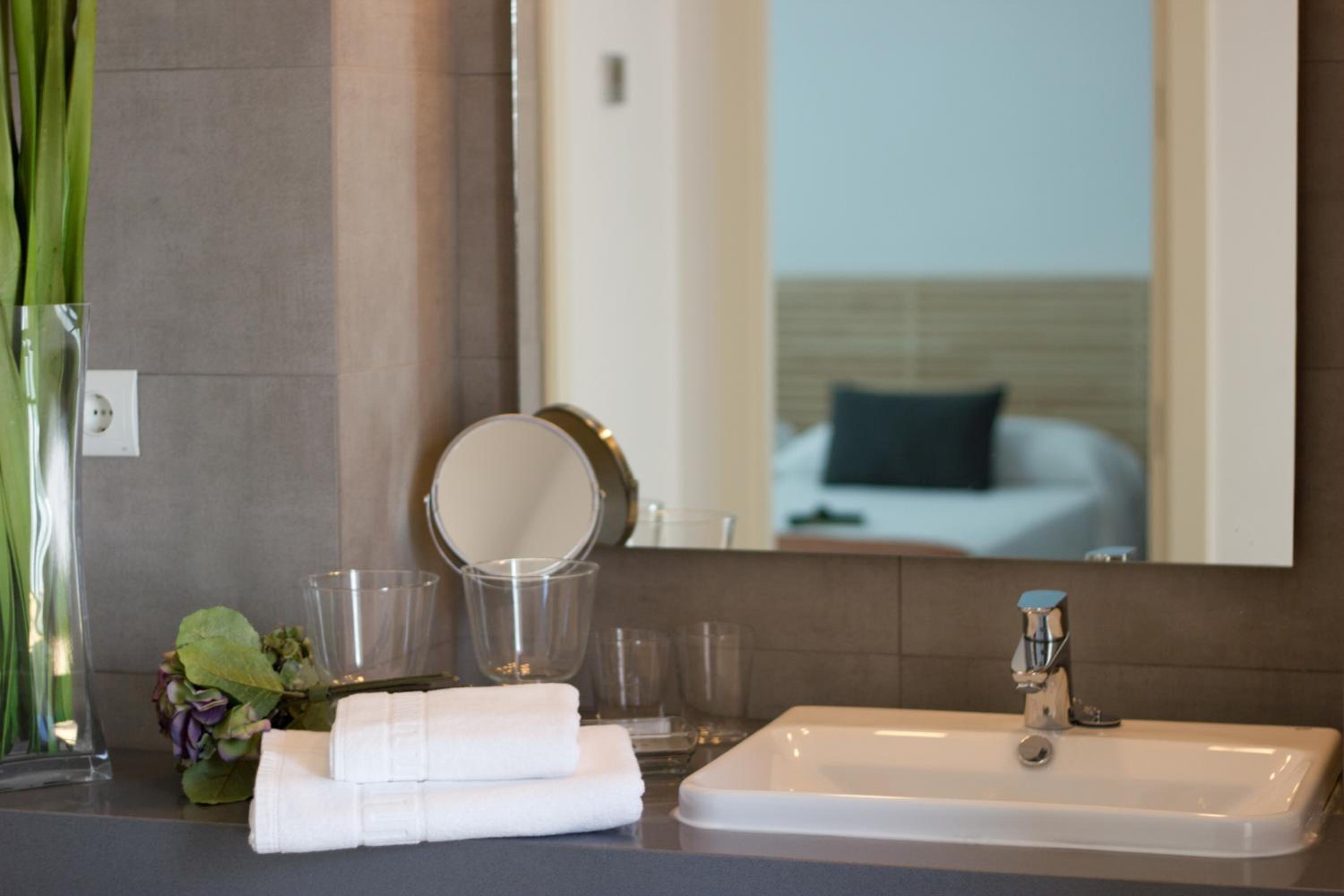Two-Bedroom Apartment (4-5 Adults) - Photo 4