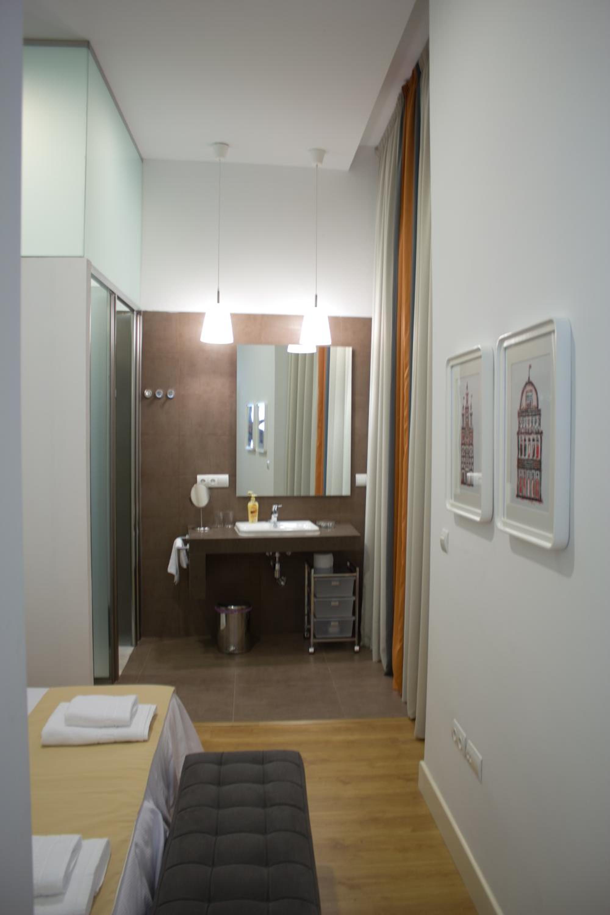 Two-Bedroom Apartment (4-5 Adults) - Photo 7