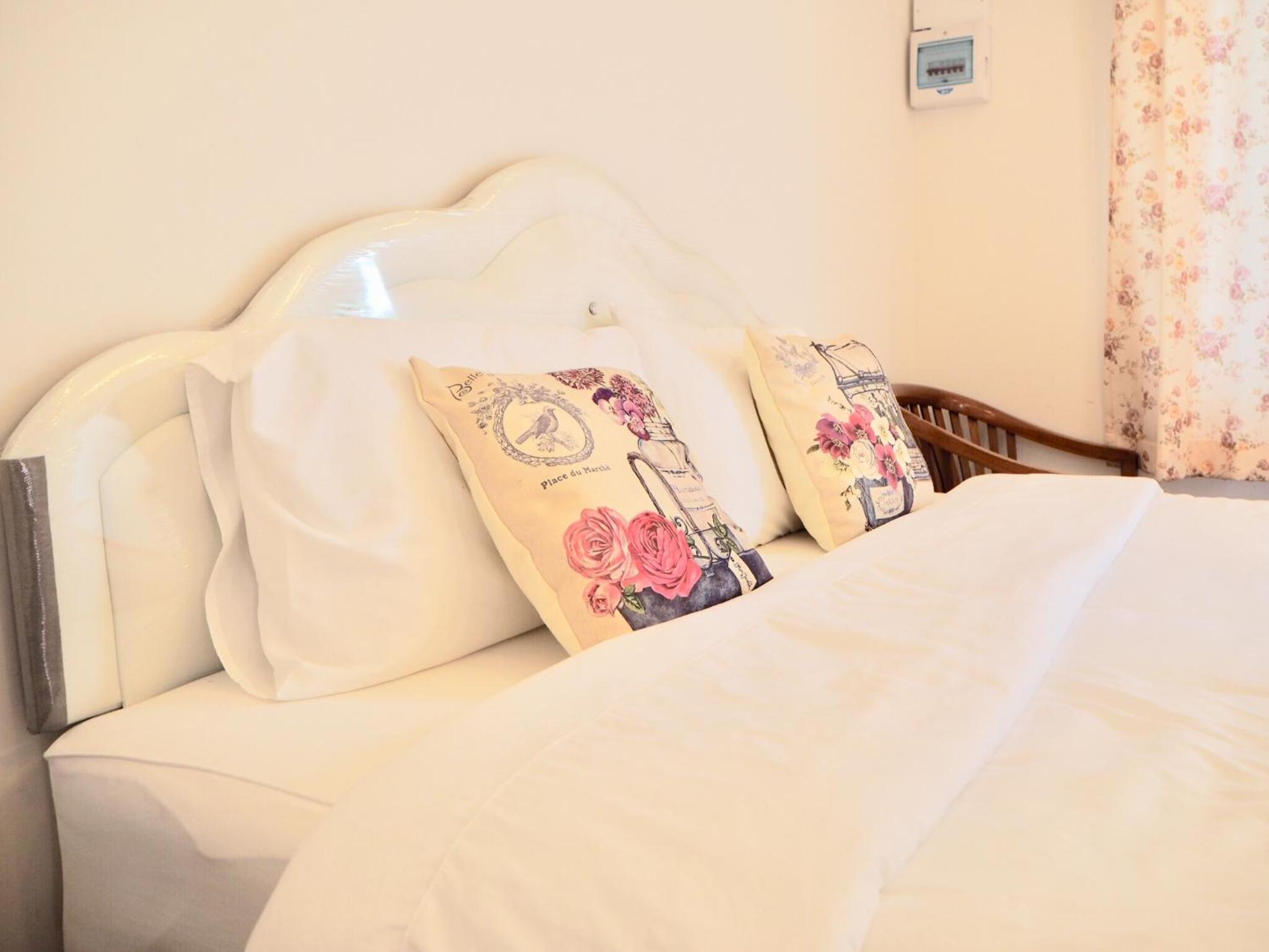 Deluxe Room (2 Adults + 1 Child) - Photo 2