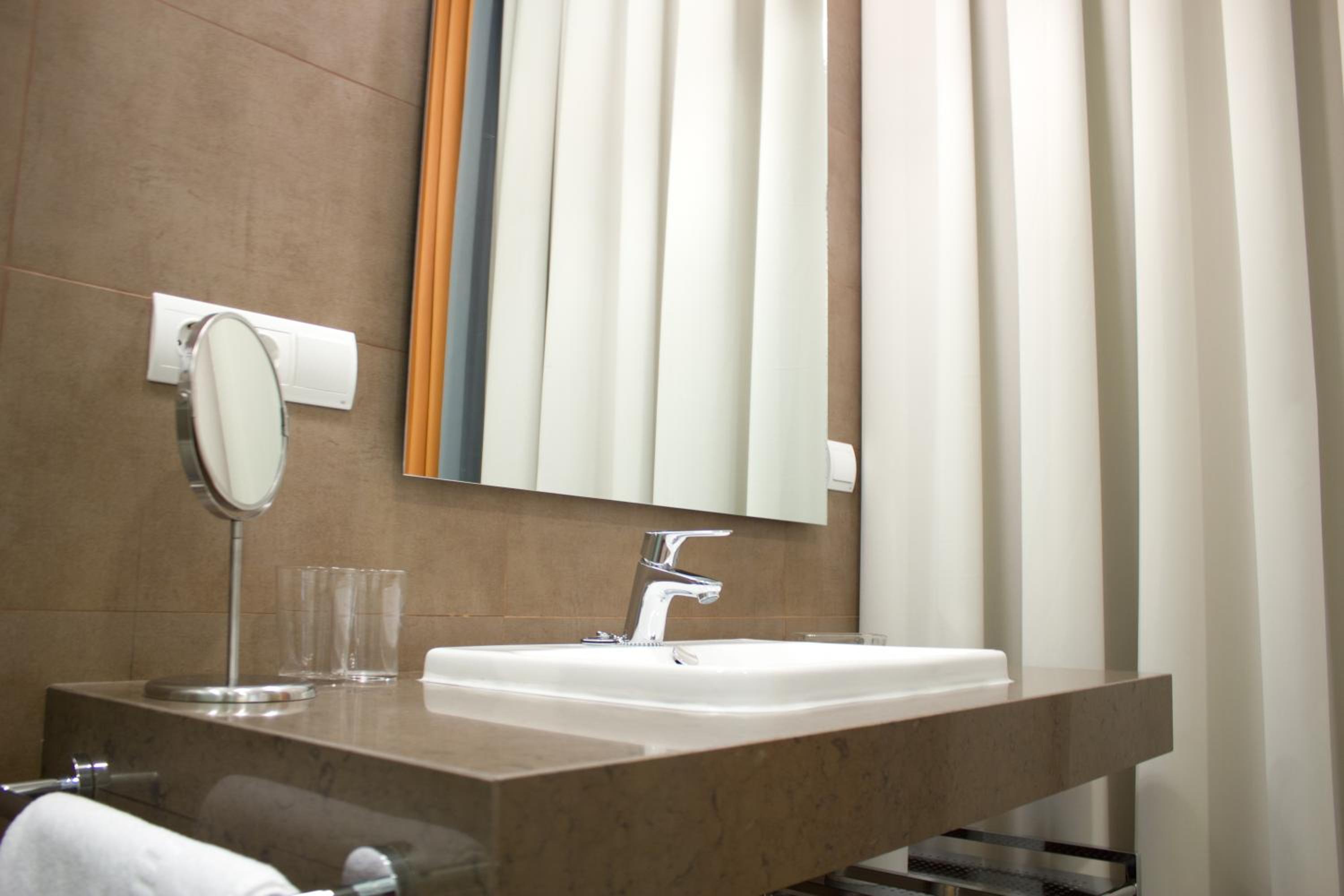 One-Bedroom Apartment (2 - 4 Adults) - Photo 4