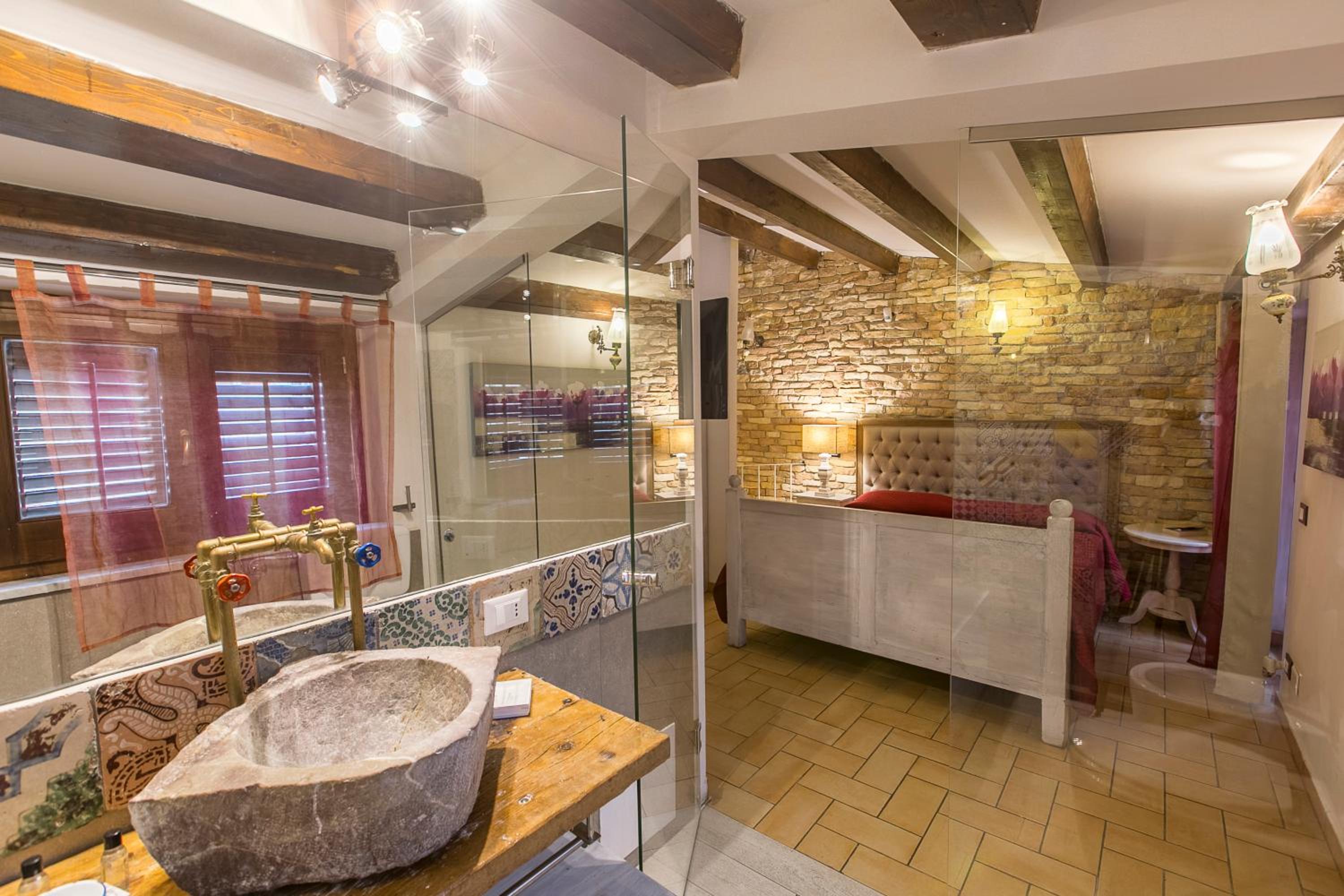 Standard Small Room with Balcony - Photo 4