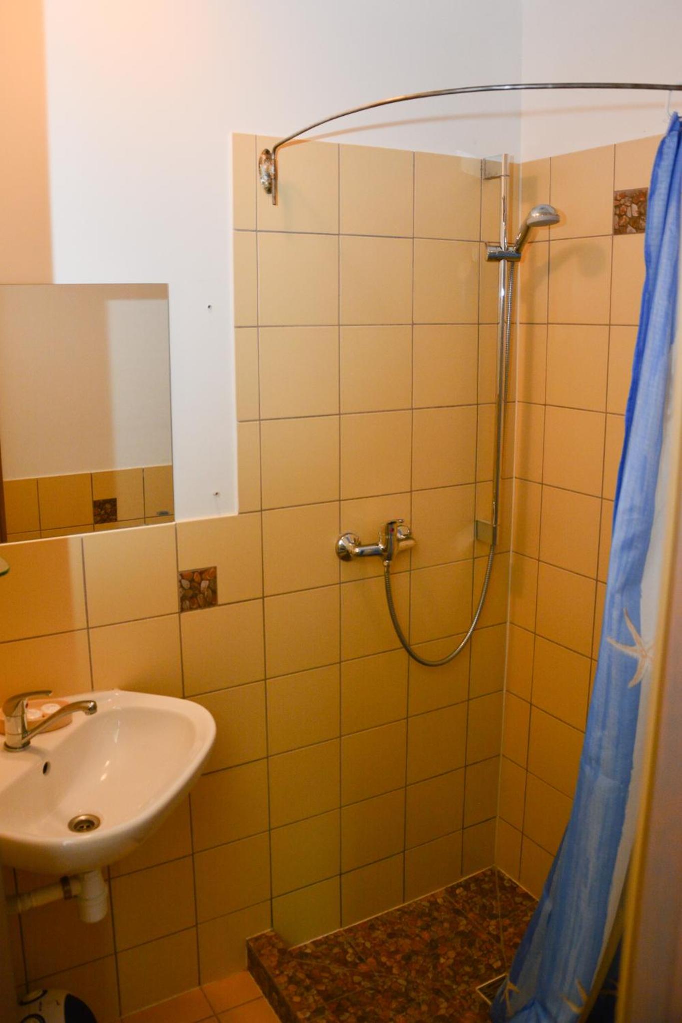 Standard Twin Room - Photo 2