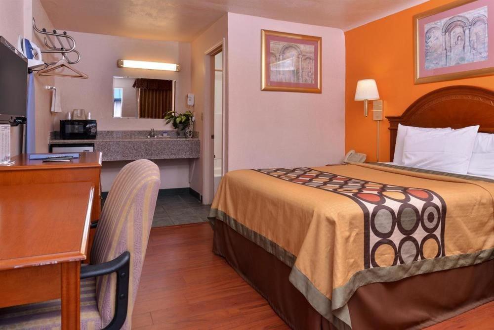 Queen Room - Photo 1