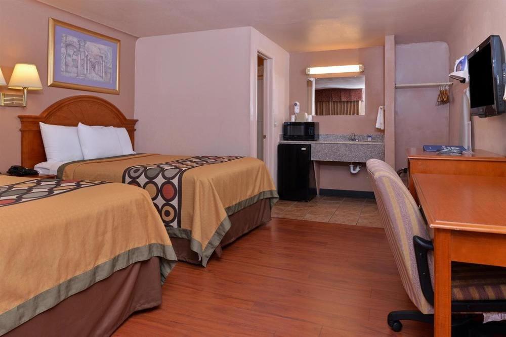 Double Room with Two Double Beds - Photo 1