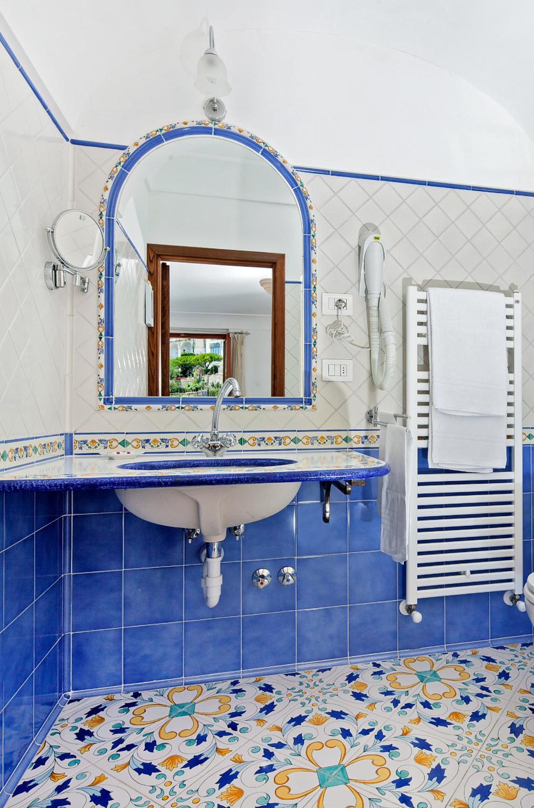 Superior Double Room with Partial Sea View - Photo 6