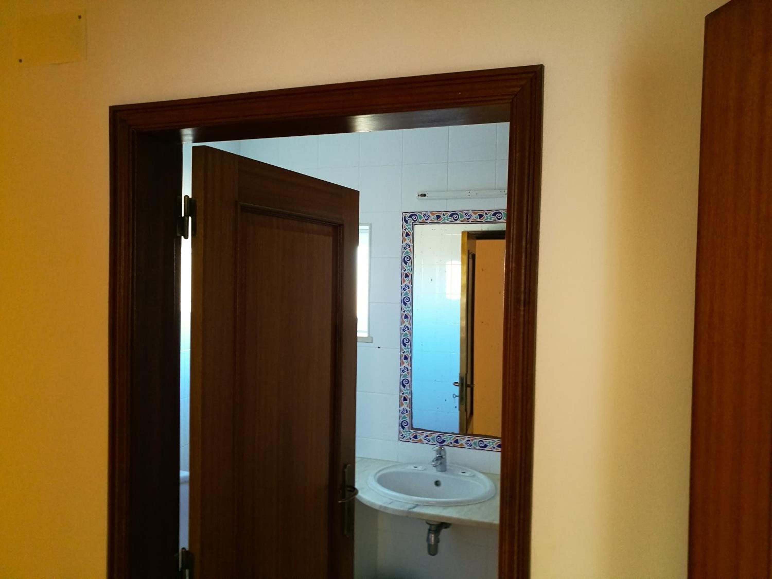 Economy Twin Room - Photo 4