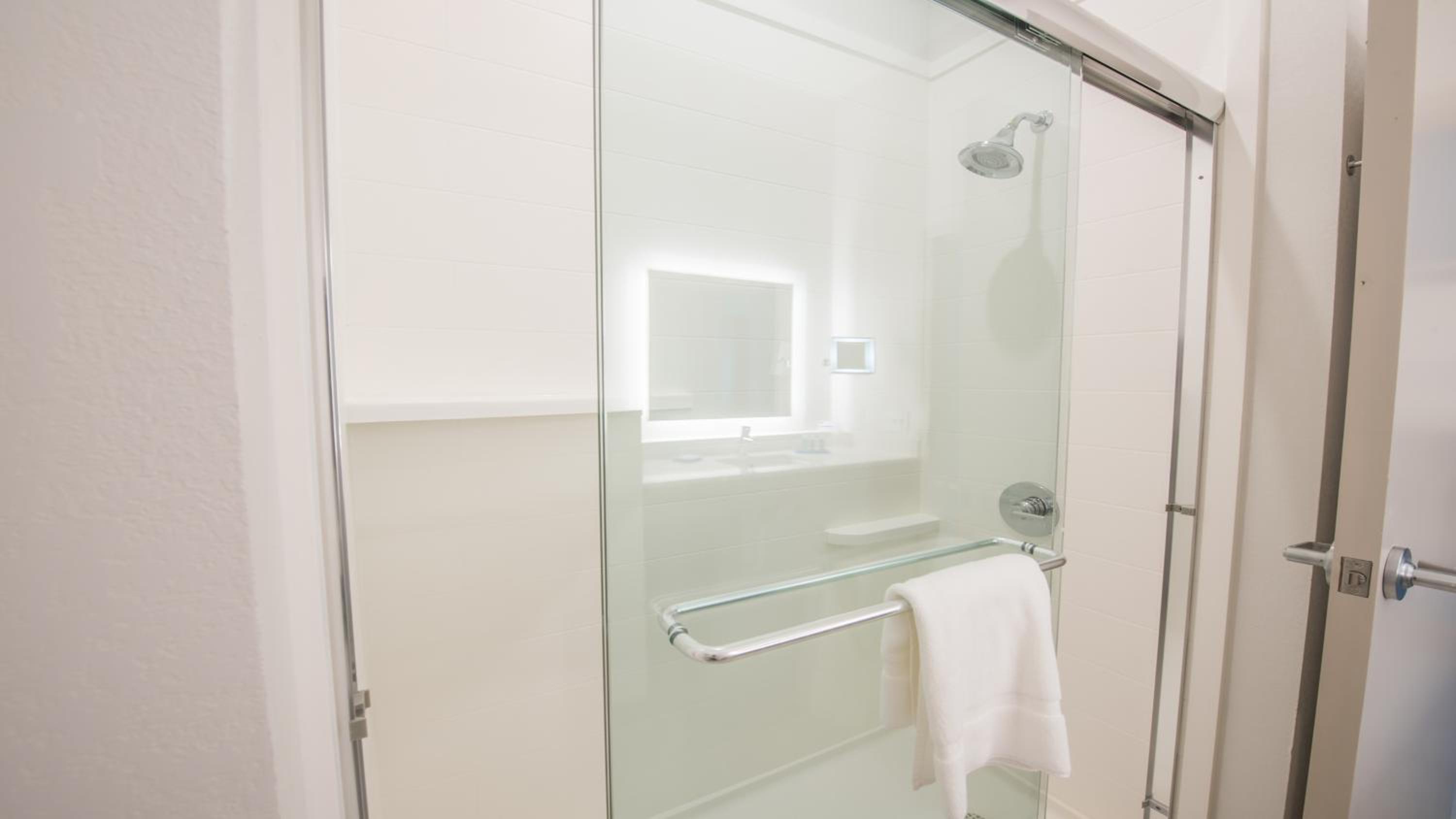 Double Room Hearing Accessible with Shower - Non-Smoking photo 3