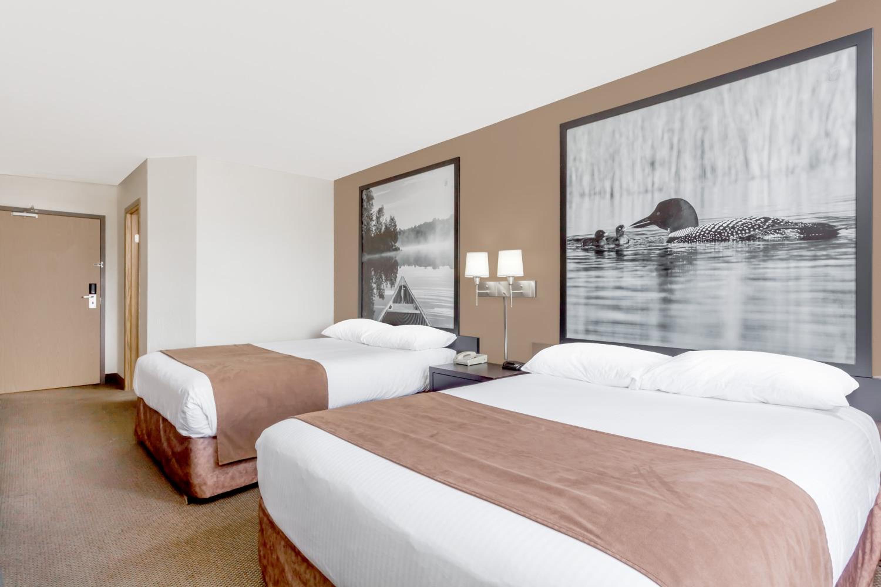 Queen Room with Two Queen Beds - Non-Smoking - Photo 3